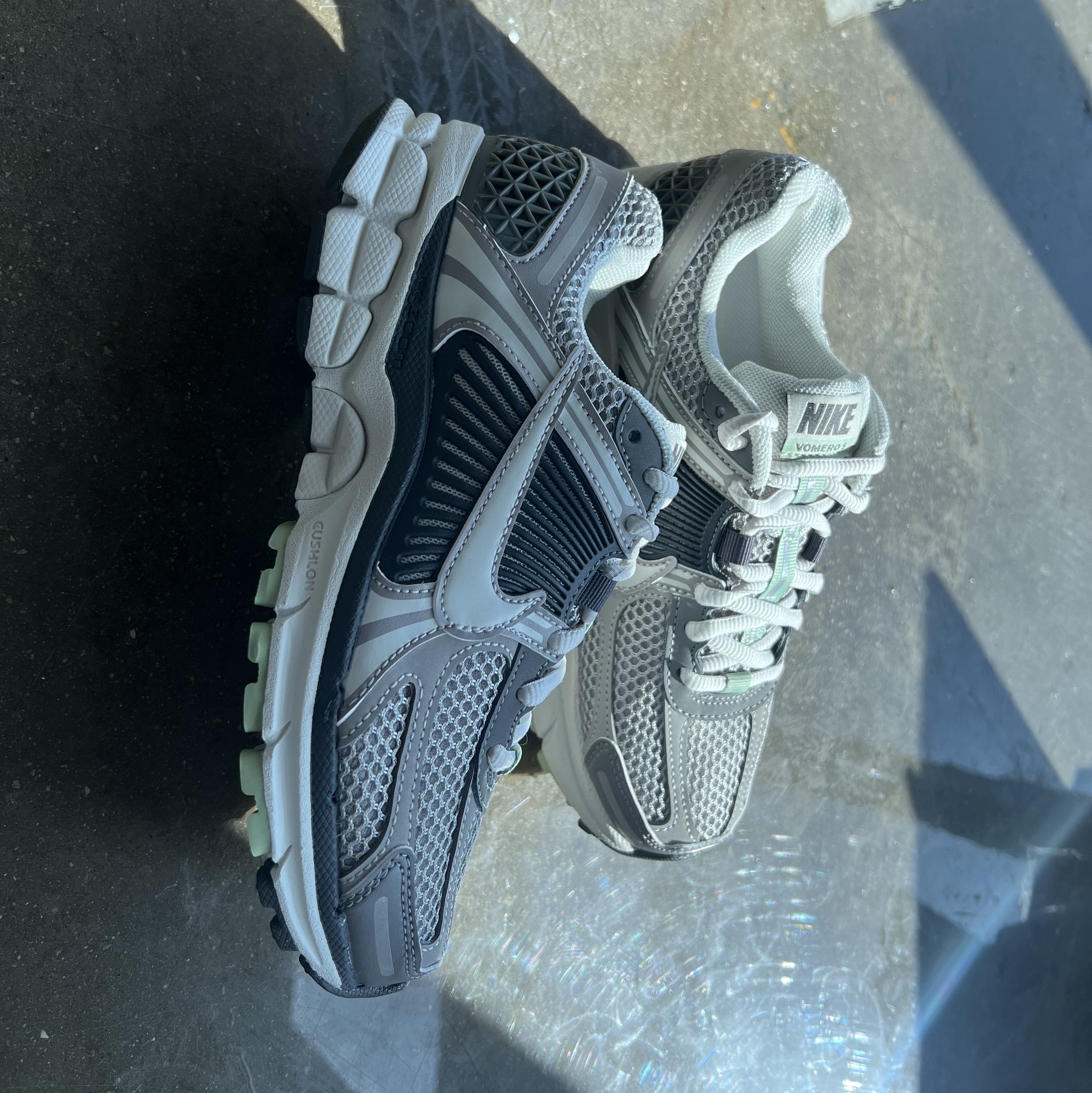 (W) Nike Zoom Vomero 5 Cobblestone and Flat Pewter 착용 스타일