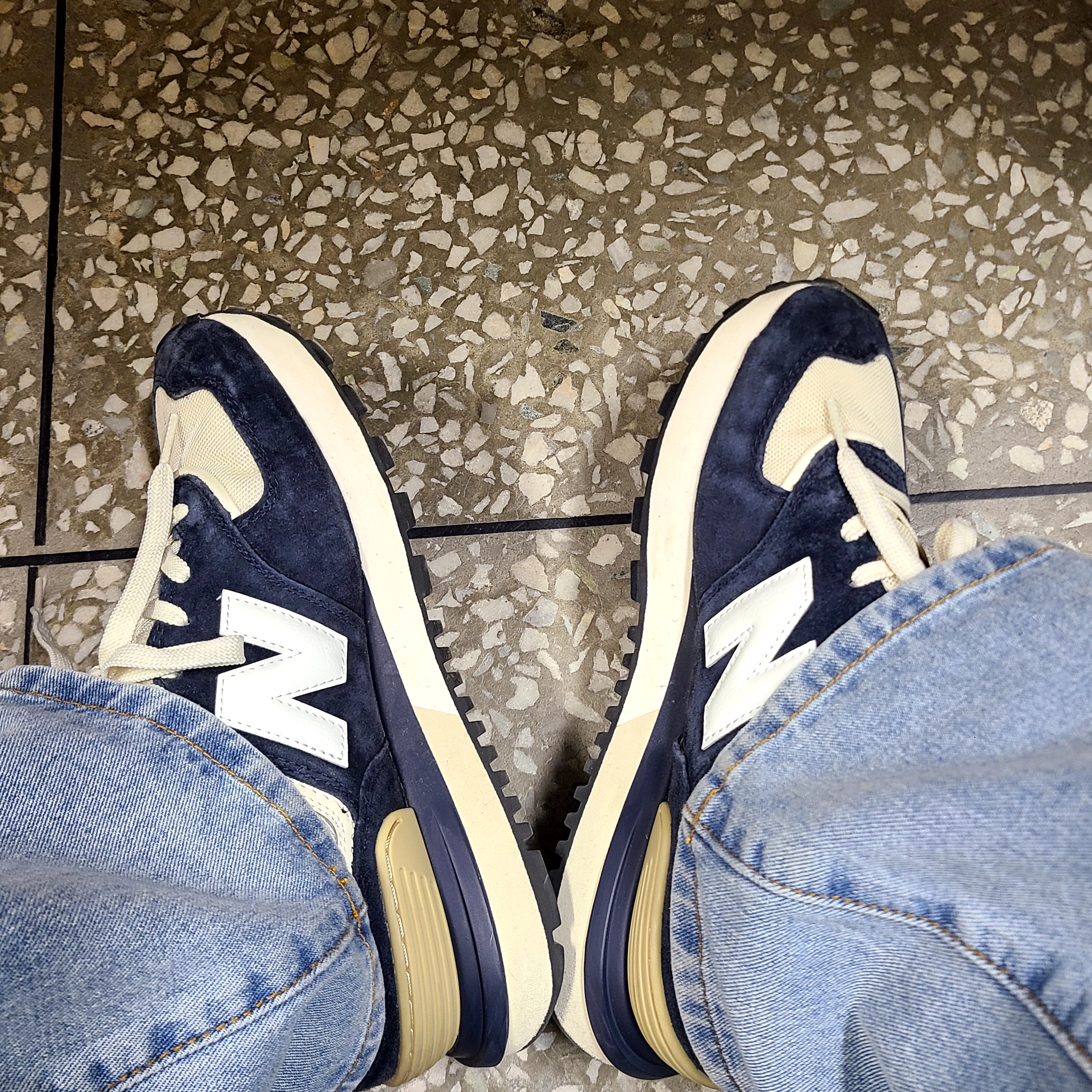 New Balance 574 Legacy Navy Blue 착용 스타일