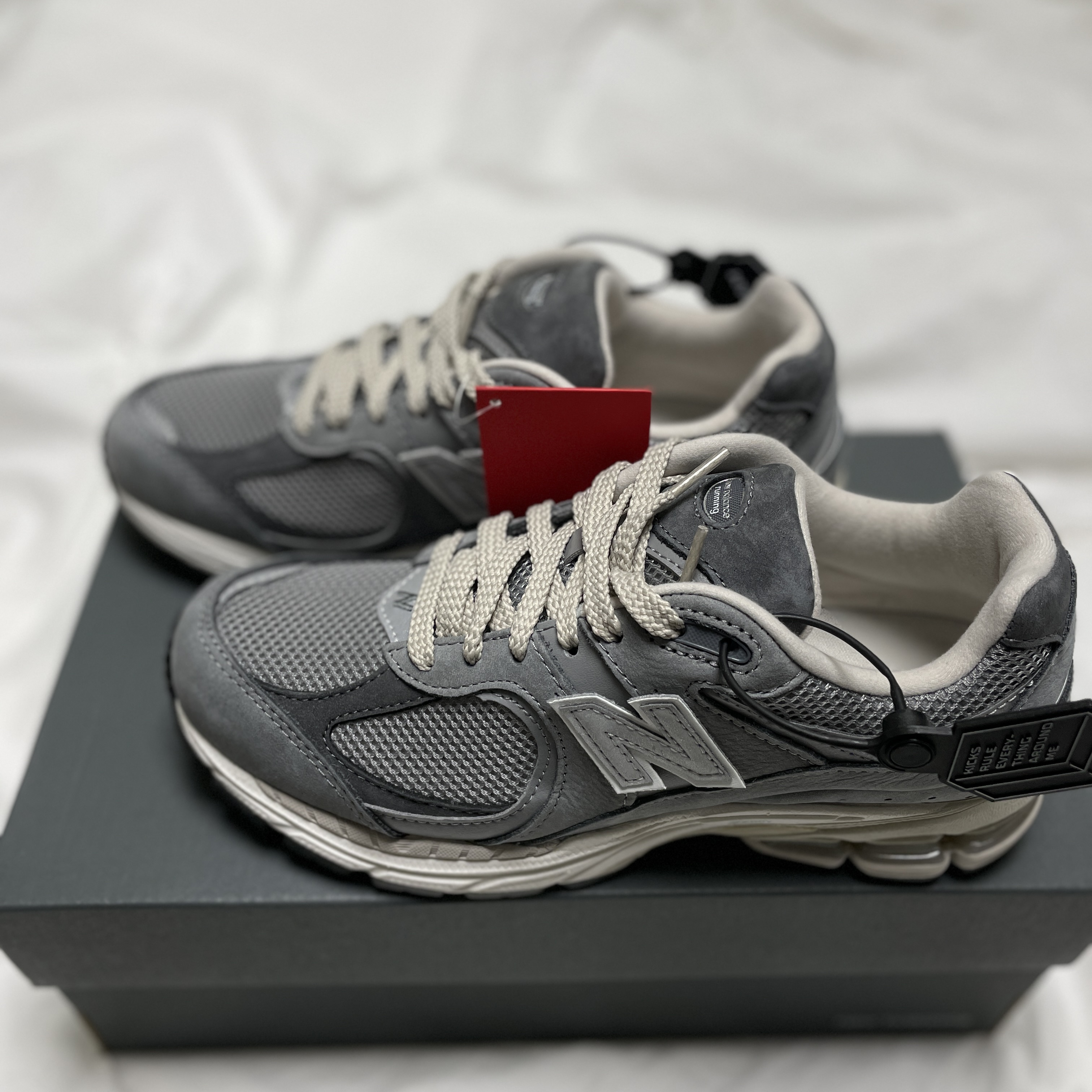 New Balance 2002R Premium Vintage Grey 착용 스타일