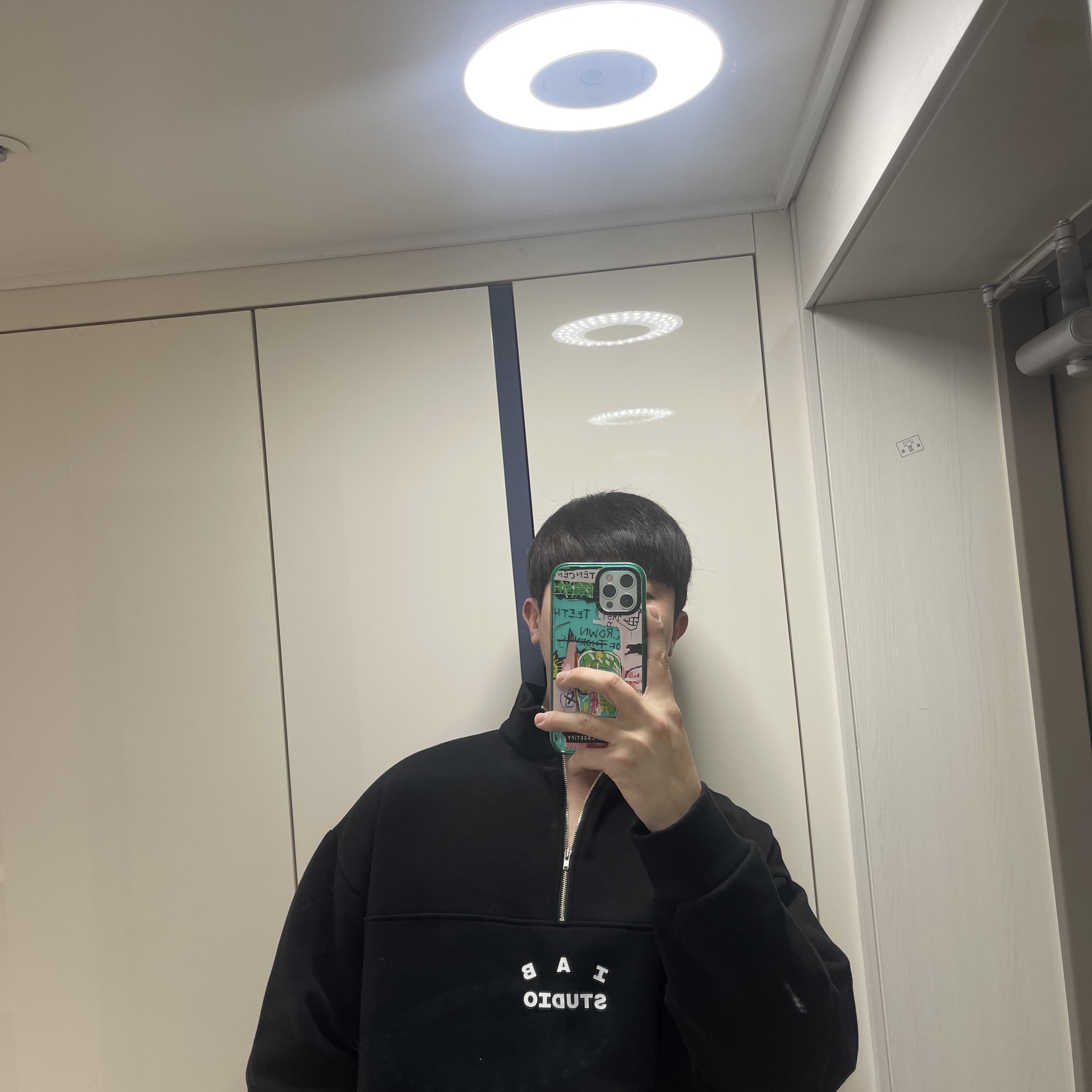 IAB Studio Half Zip-Up Black White 착용 스타일