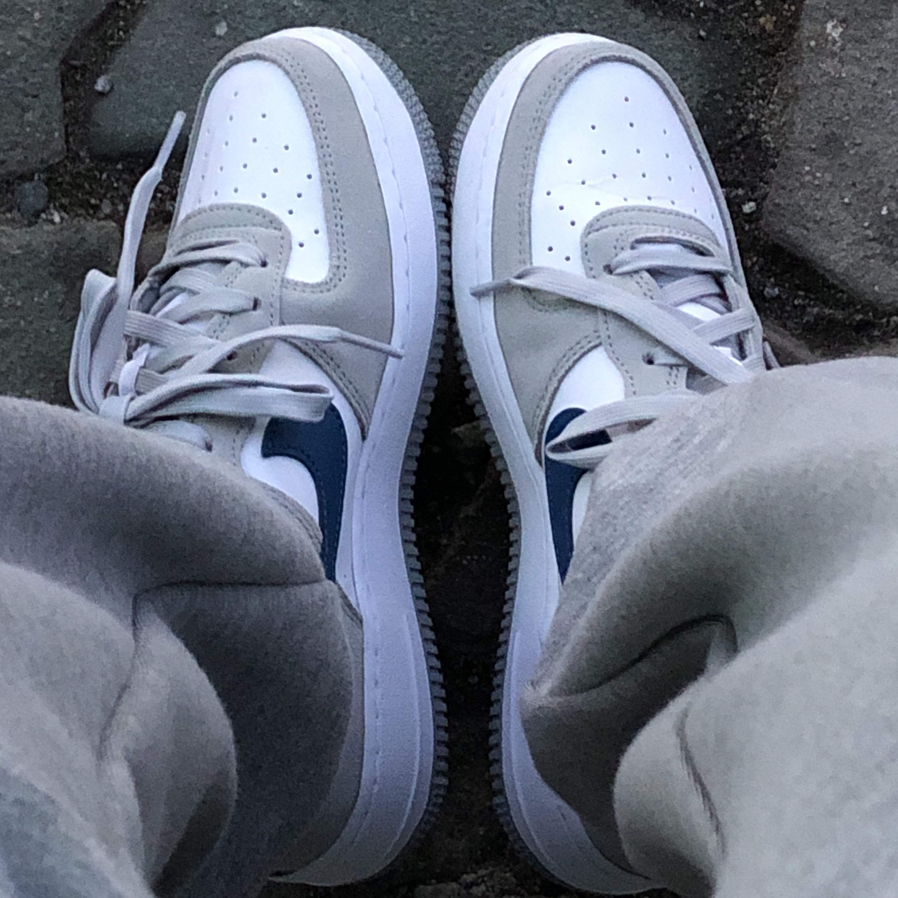 (GS) Nike Air Force 1 LV8 Athletic Club Light Smoke Grey Marina 착용 스타일