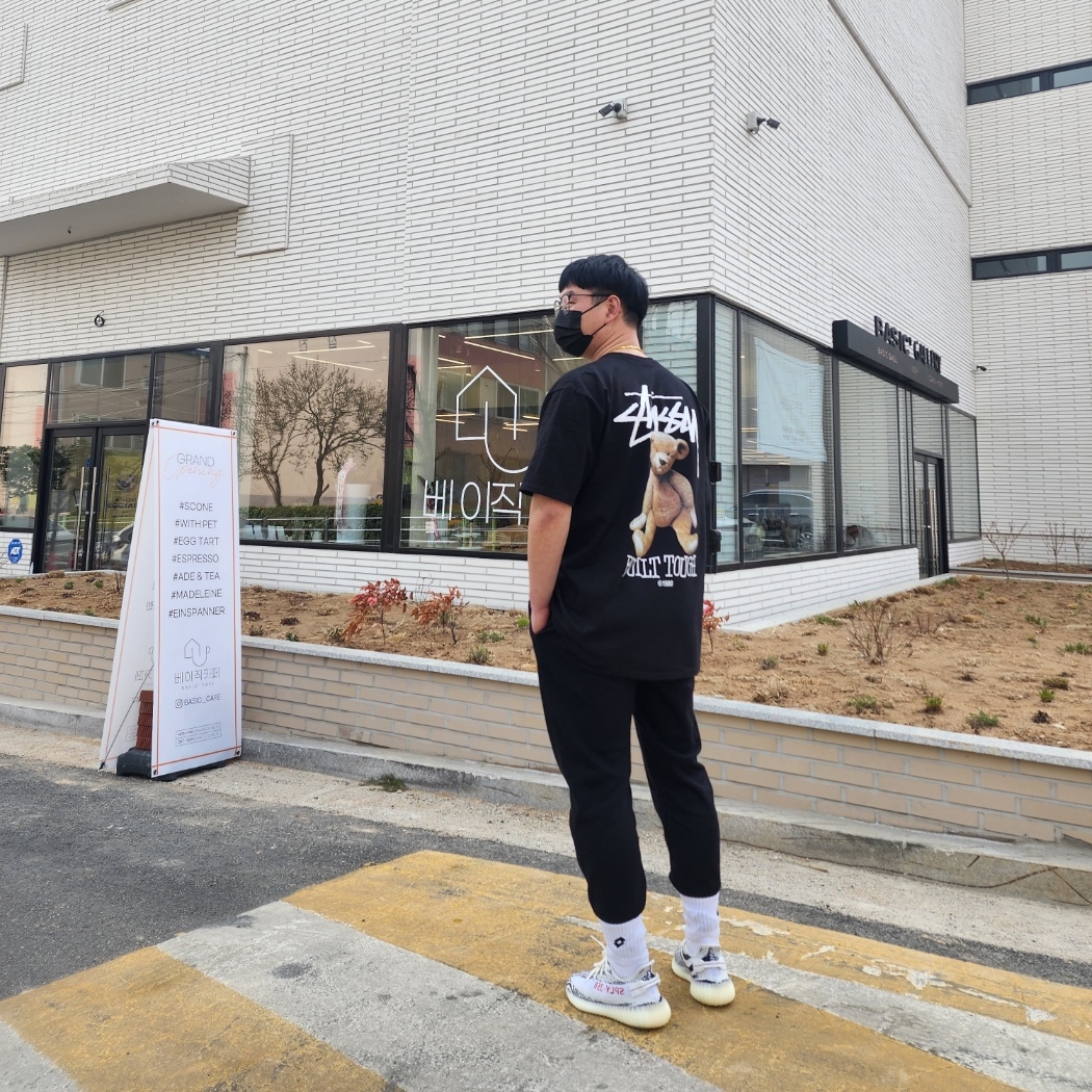 Stussy Built Tough T-Shirt Black, Adidas Yeezy Boost 350 V2 Zebra 2022/2023 착용 스타일 - 3