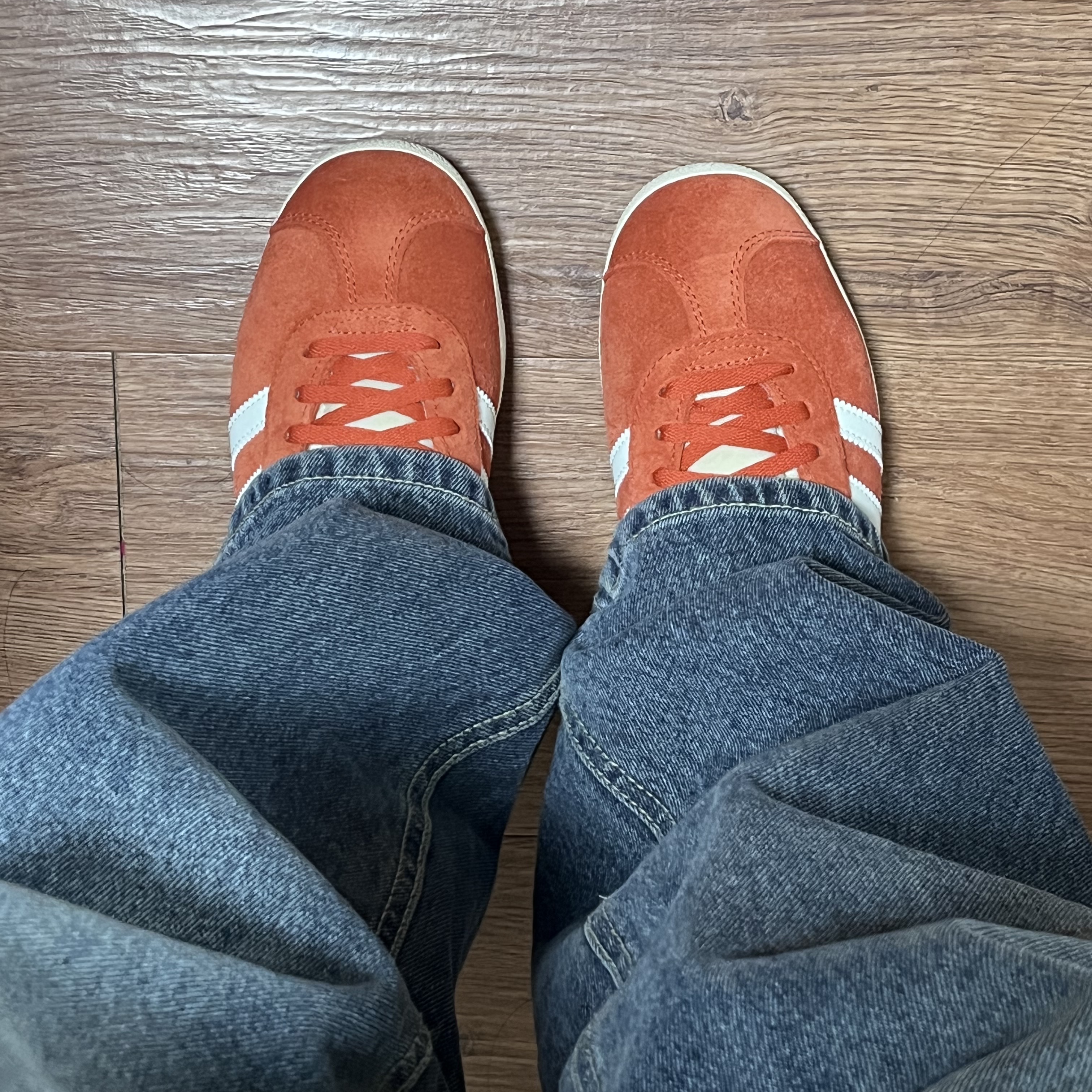 Adidas Gazelle Preloved Red Off White 착용 스타일