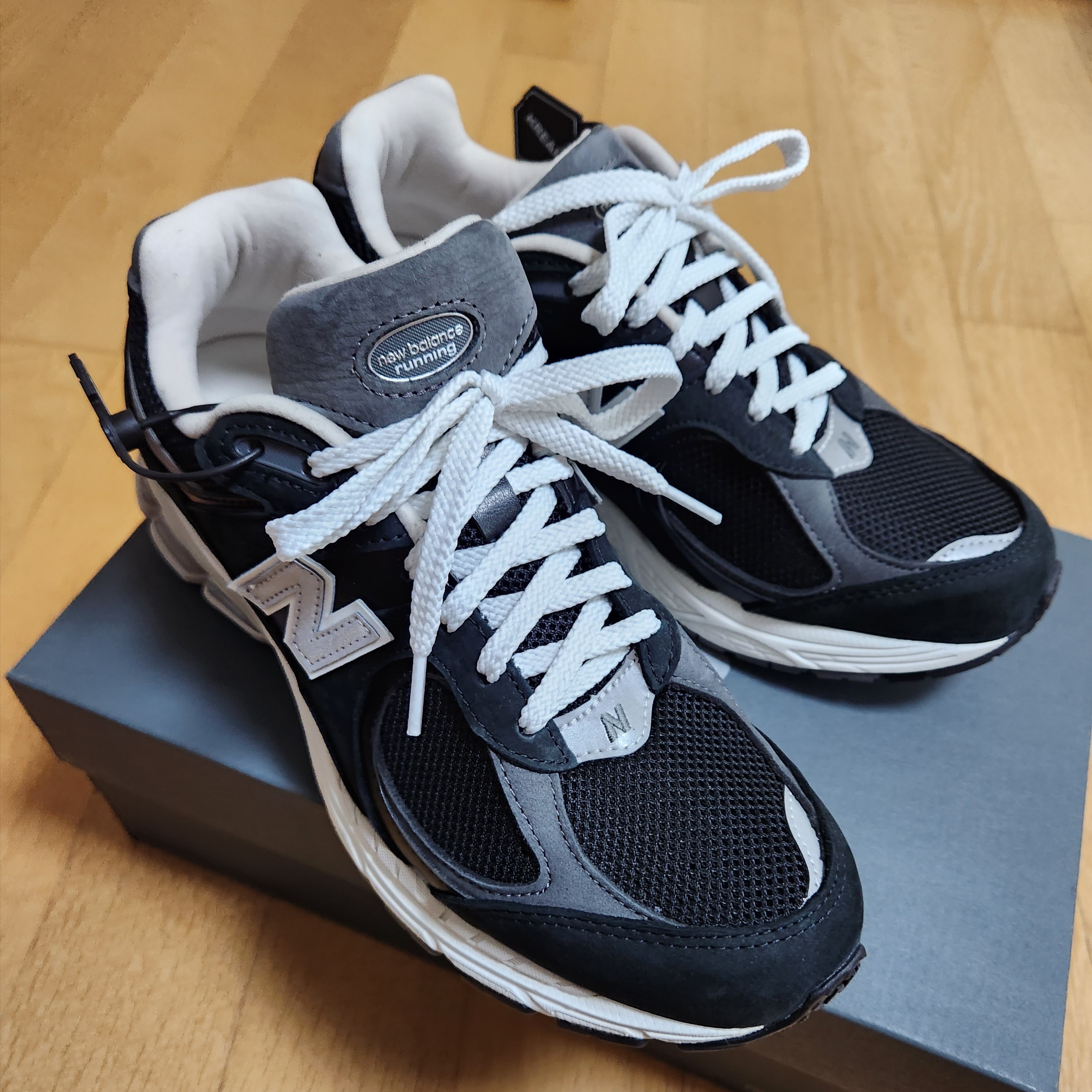 New Balance 2002R Premium Vintage Black 착용 스타일 - 2