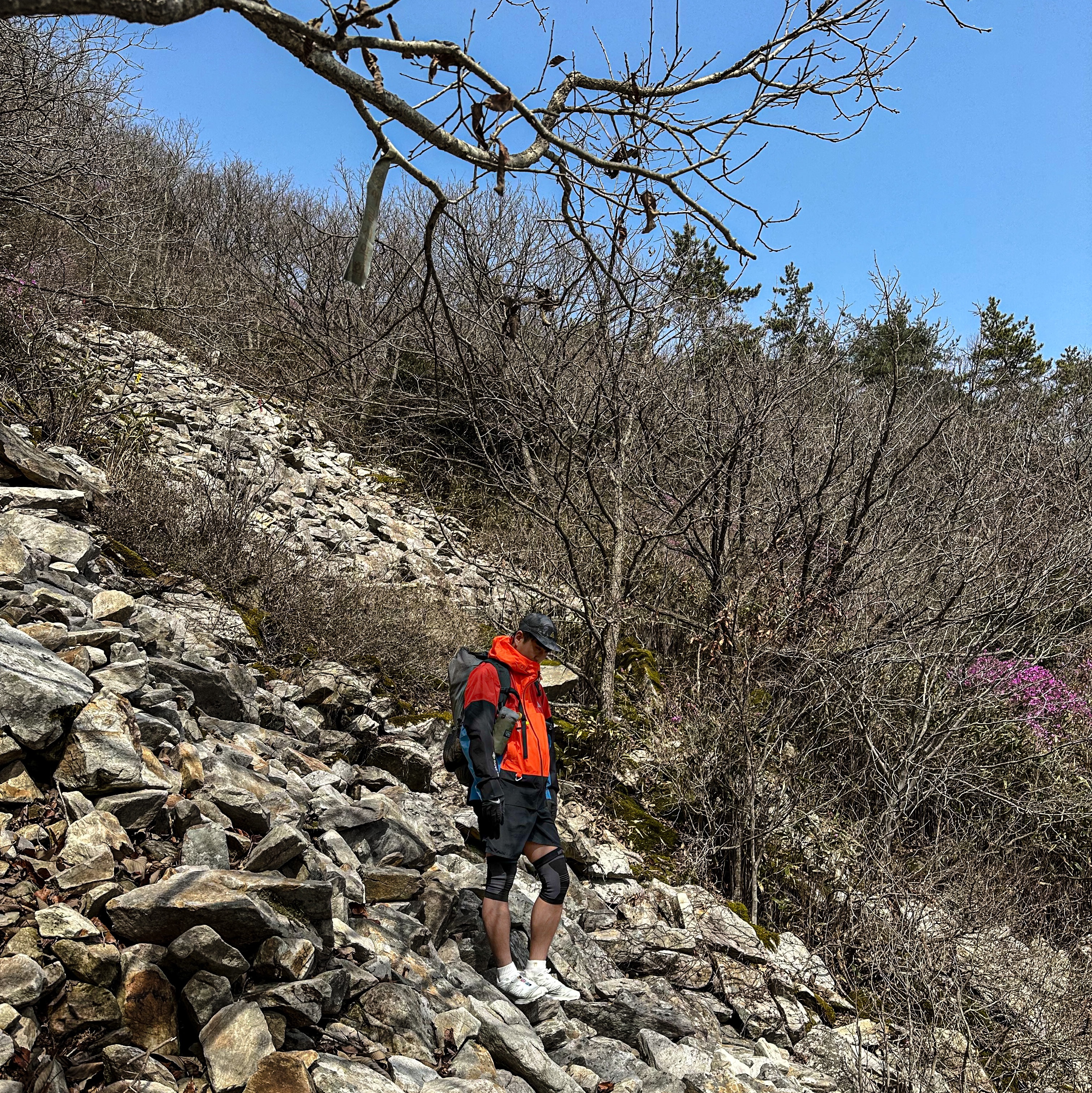 Nike ACG Storm-Fit ADV Chain of Craters Jacket Orange Black Blue - Asia, Nike ACG Tailwind Cap Realtree 착용 스타일 - 3