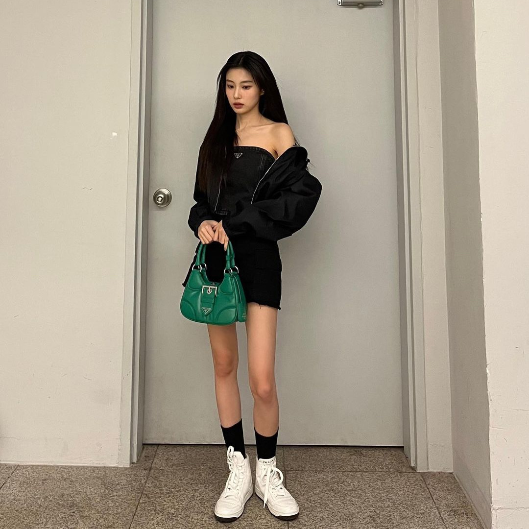 Prada Moon Padded Nappa Leather Bag Mango, Prada Downtown Leather High-Top Sneakers White Black 착용 스타일 - 2