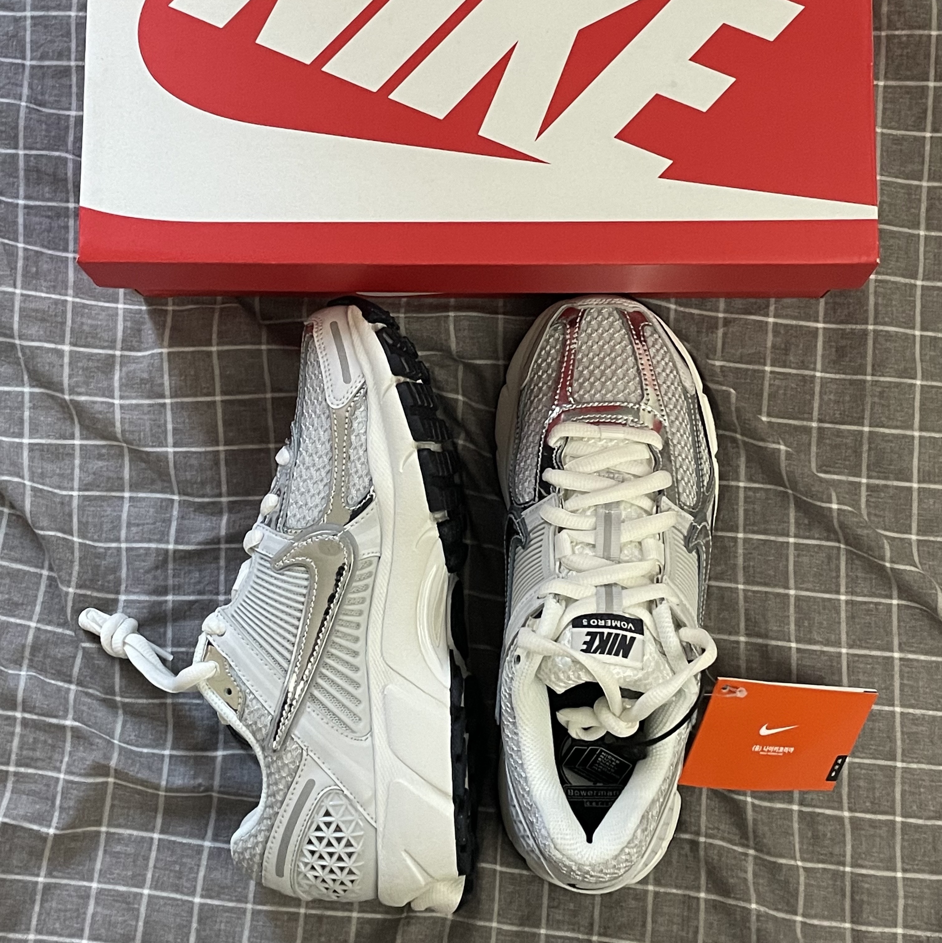 (W) Nike Zoom Vomero 5 Photon Dust and Metallic Silver 착용 스타일