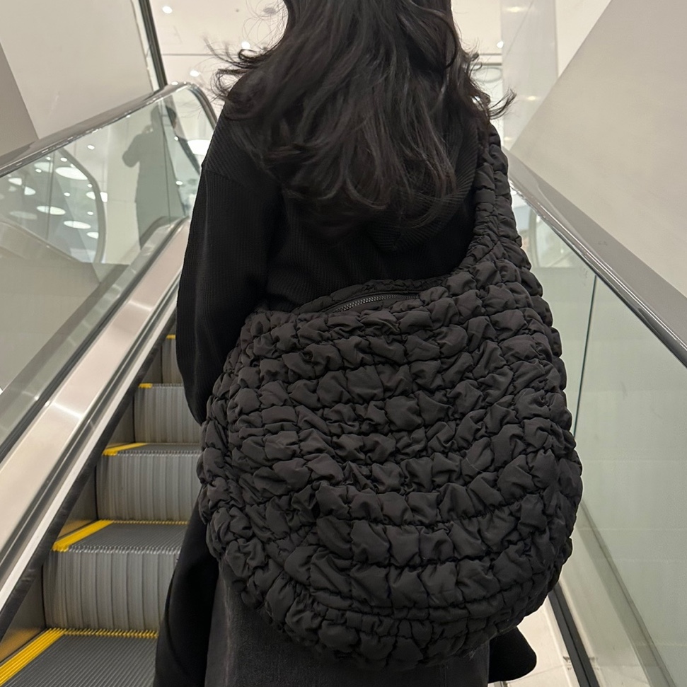 COS Quilted Oversized Shoulder Bag Black 착용 스타일 - 2