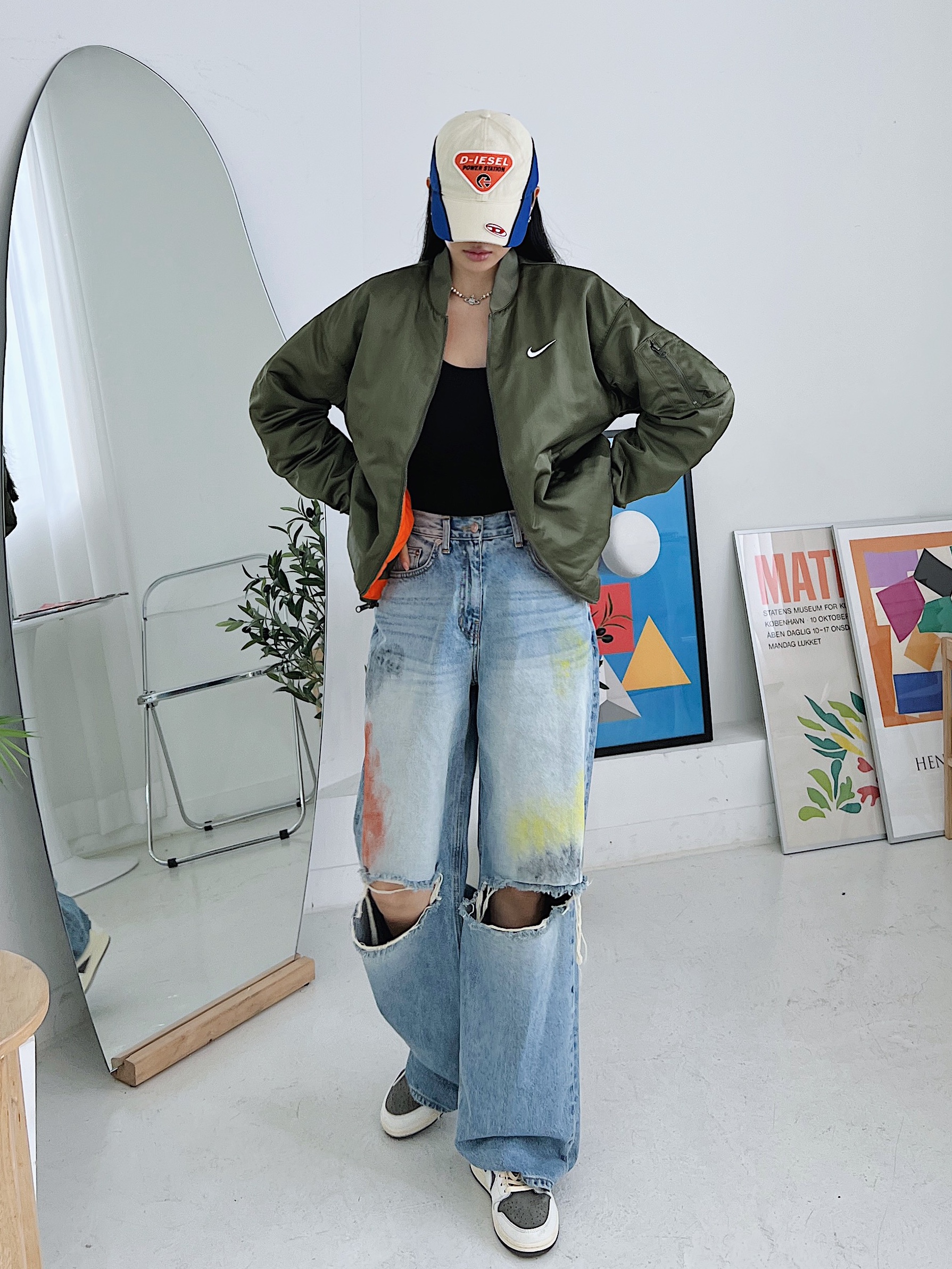 Jordan 1 x Travis Scott Retro Low OG SP Sail and Ridgerock, Diesel C-Pavel Logo Patches Baseball Cap White 착용 스타일 - 1
