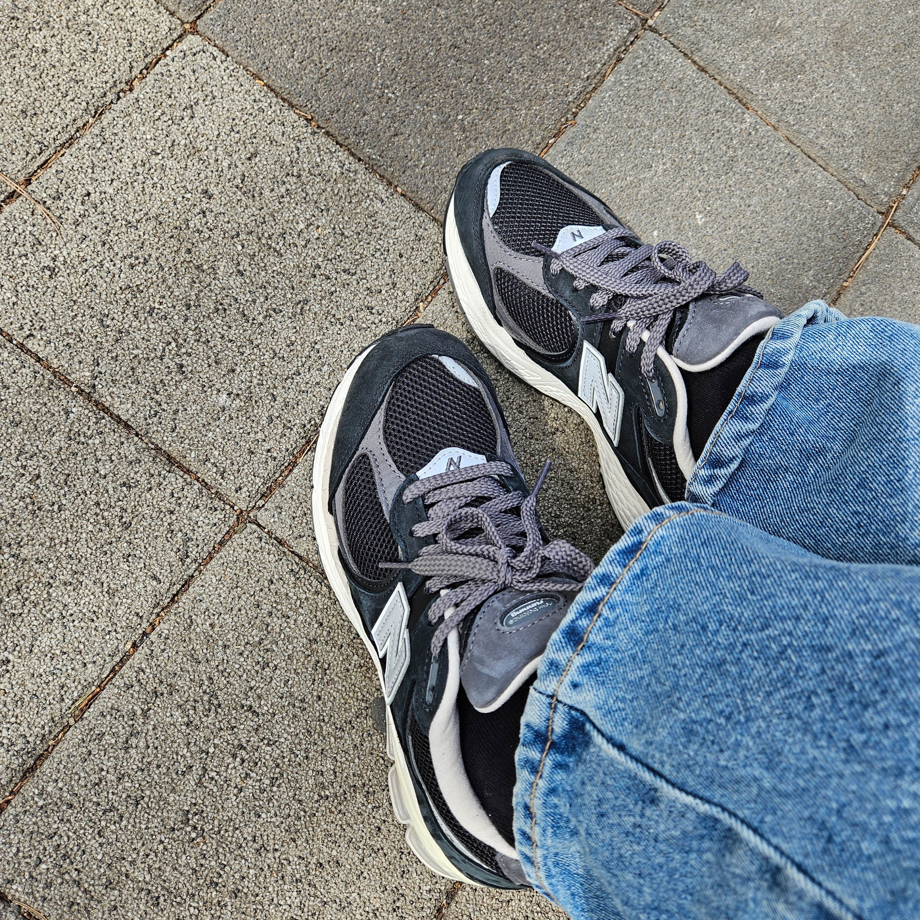 New Balance 2002R Premium Vintage Black 착용 스타일