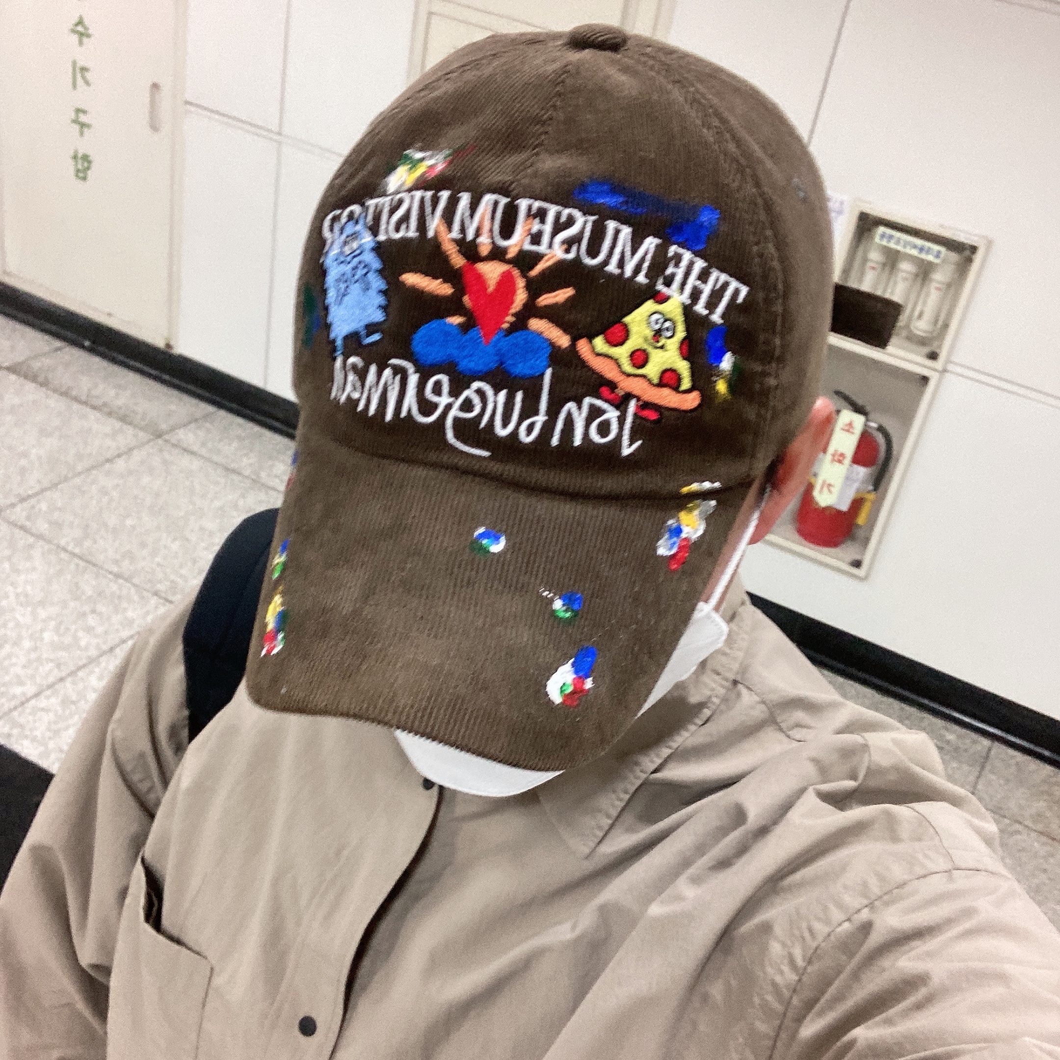 The Museum Visitor x Jon Burgerman Hand Painted Pizza & Poch Corduroy Ball Cap Brown 착용 스타일