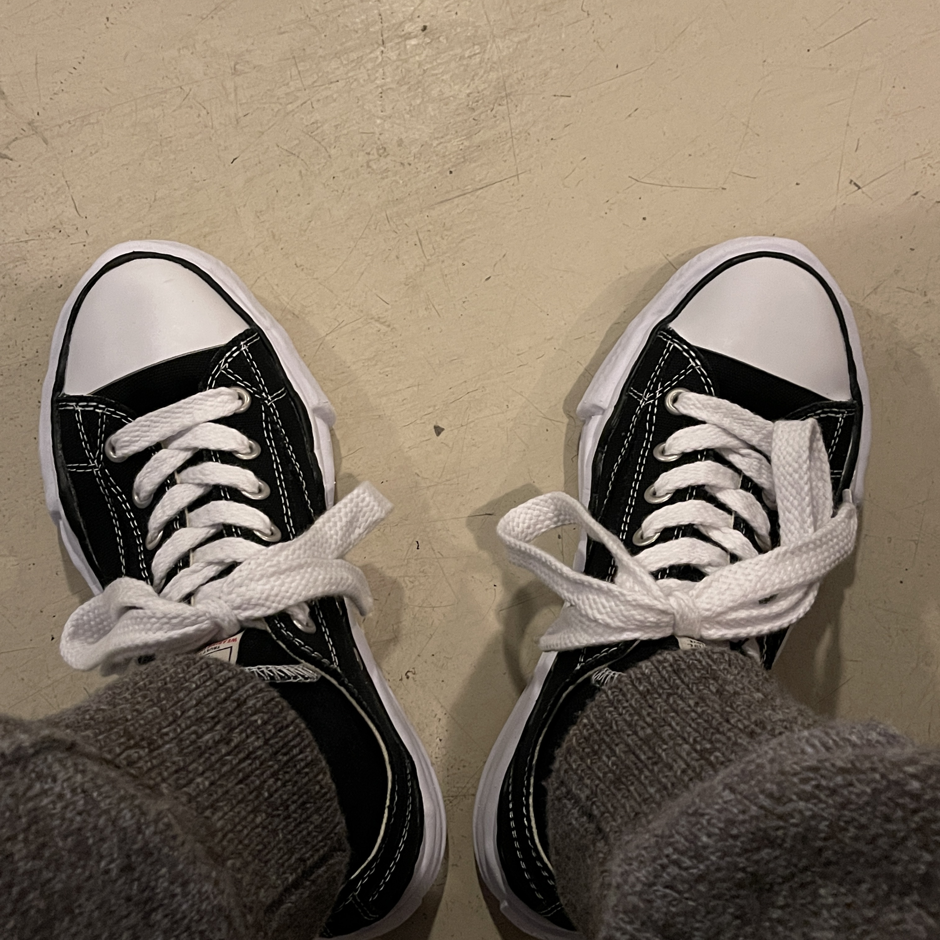 Maison Mihara Yasuhiro Peterson OG Sole Canvas Low Sneakers Black 착용 스타일 - 3