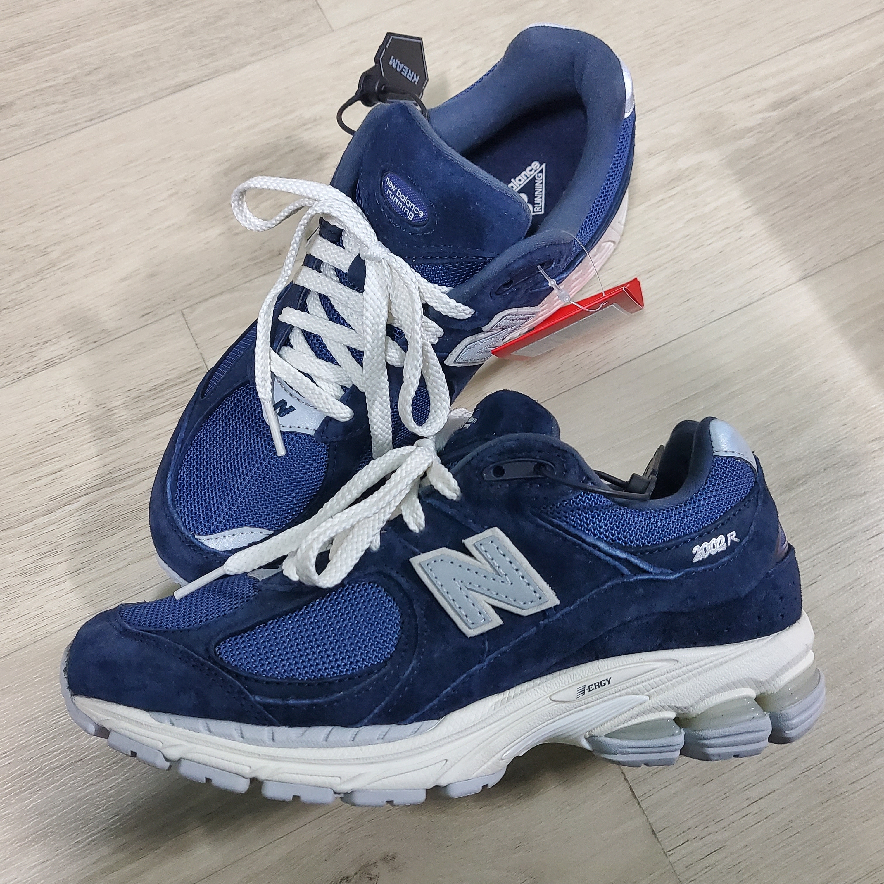 New Balance 2002R Special Vintage Navy 착용 스타일 - 2