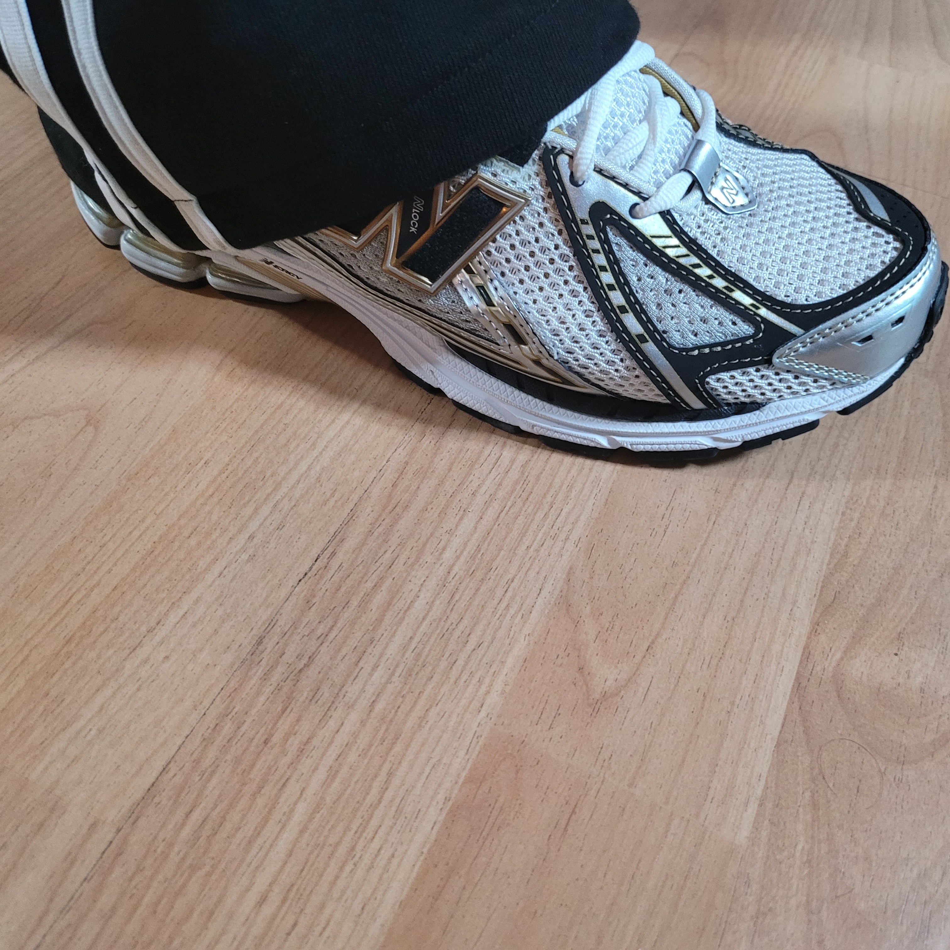 New Balance 1906R White Gold 착용 스타일 - 3