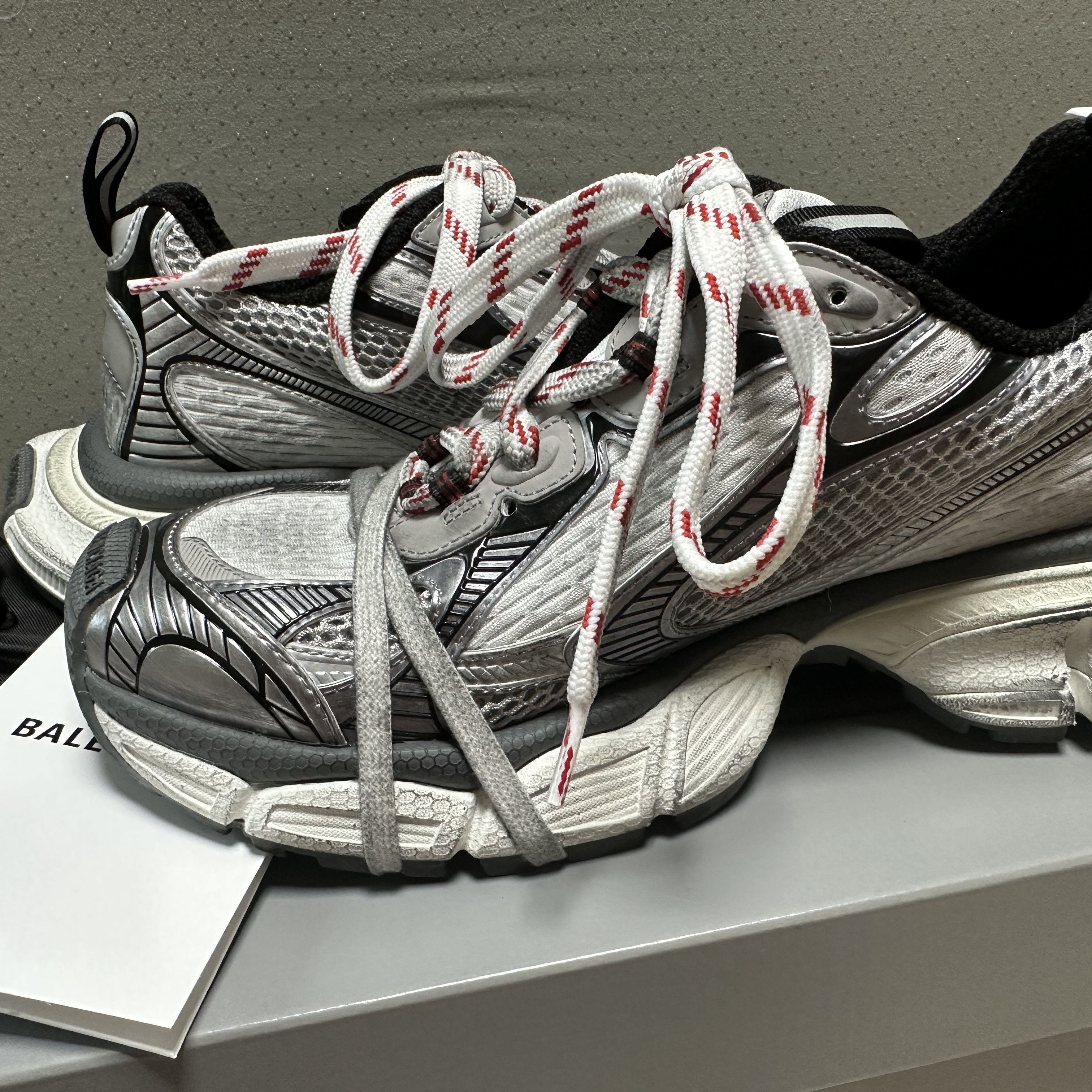 Balenciaga 3XL Sneakers Grey White Red 착용 스타일 - 1
