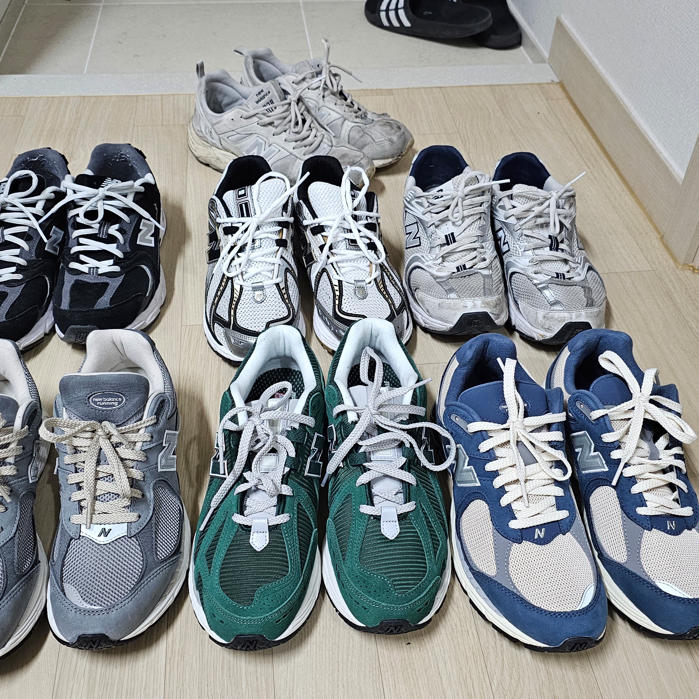New Balance 1906R Nightwatch Green, New Balance 2002R Premium Vintage Grey 착용 스타일