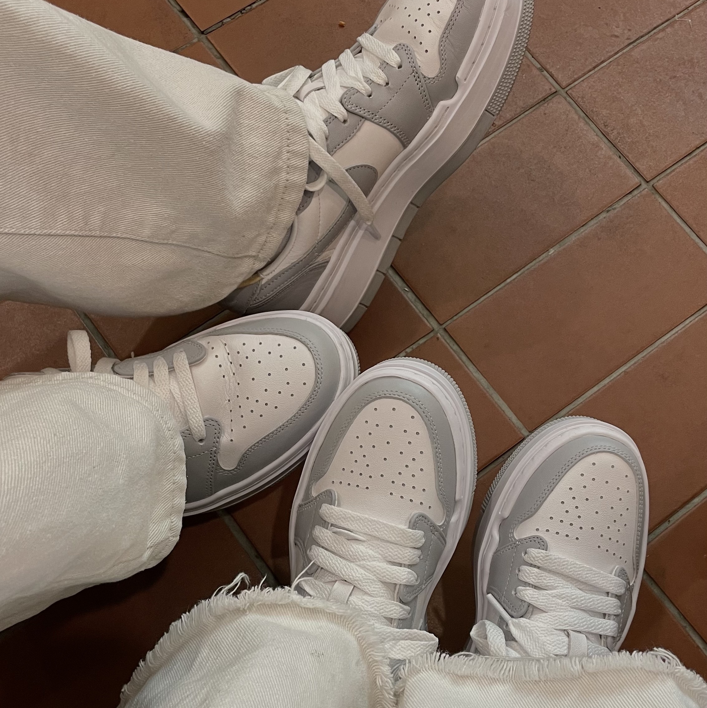 (W) Jordan 1 Elevate Low White and Wolf Grey 착용 스타일 - 2