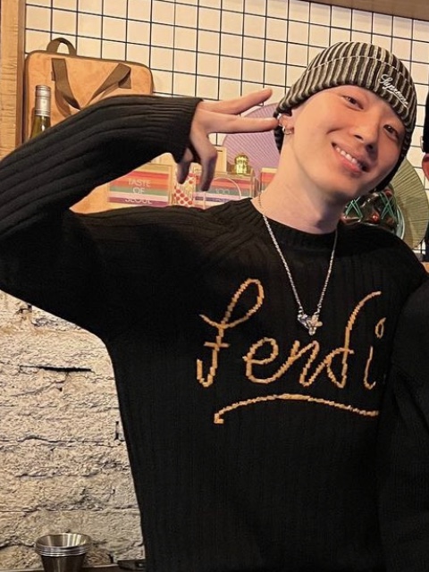 Supreme Bleached Rib Beanie Black - 21SS, Supreme Overdyed Beanie Black 착용 스타일 - 1