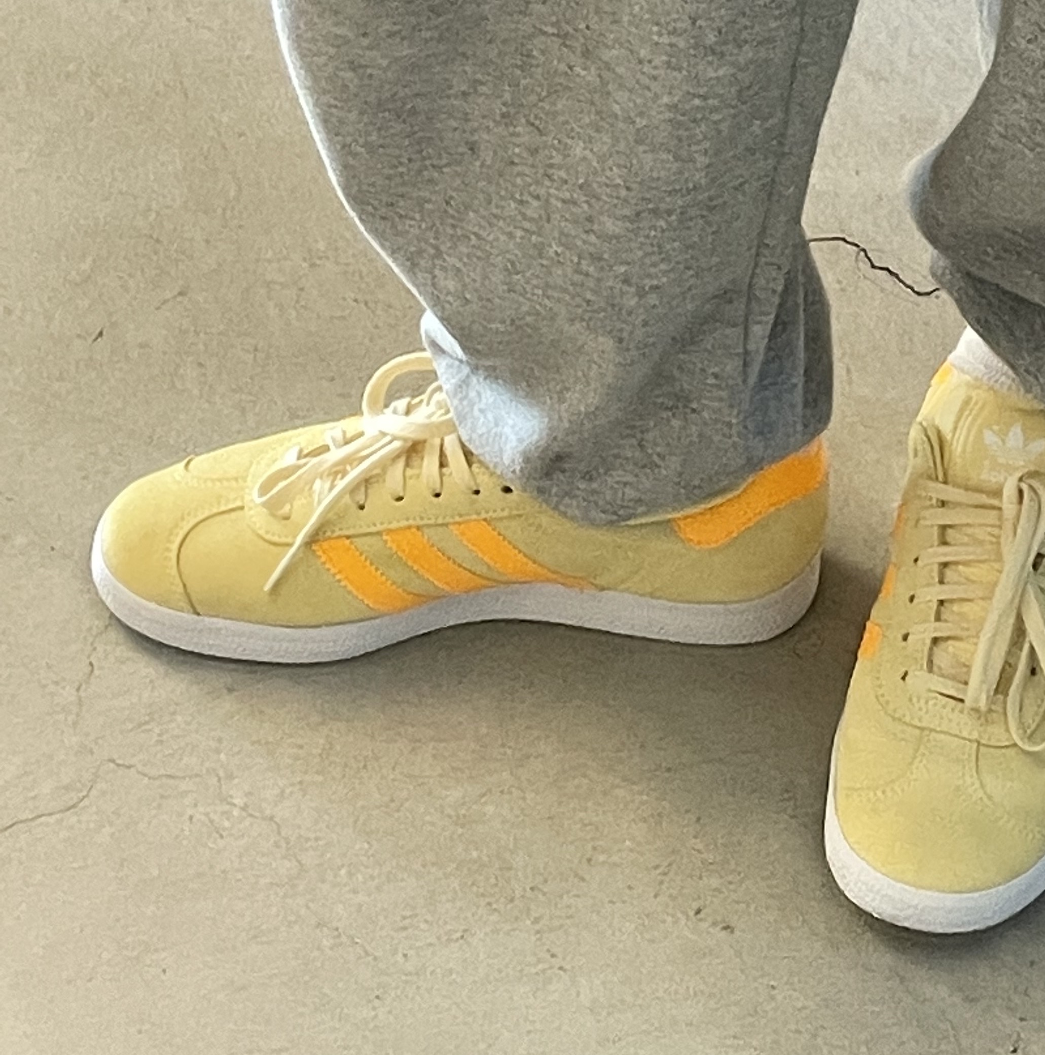(W) Adidas Gazelle Almost Yellow Solar Gold 착용 스타일 - 2
