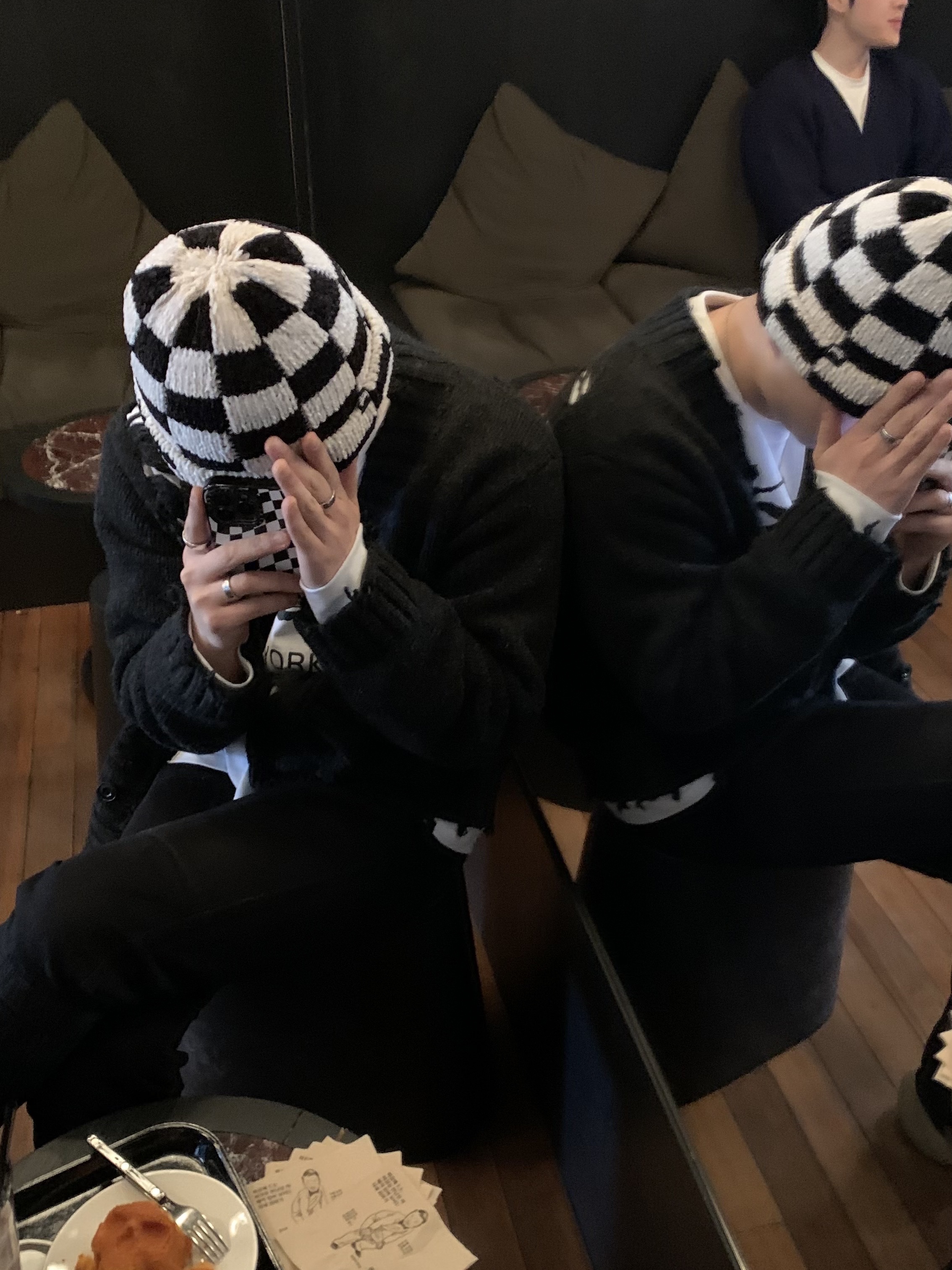 Stussy Crochet Checkered Beanie Black, Stussy World Tour LS T-Shirt White 착용 스타일 - 5