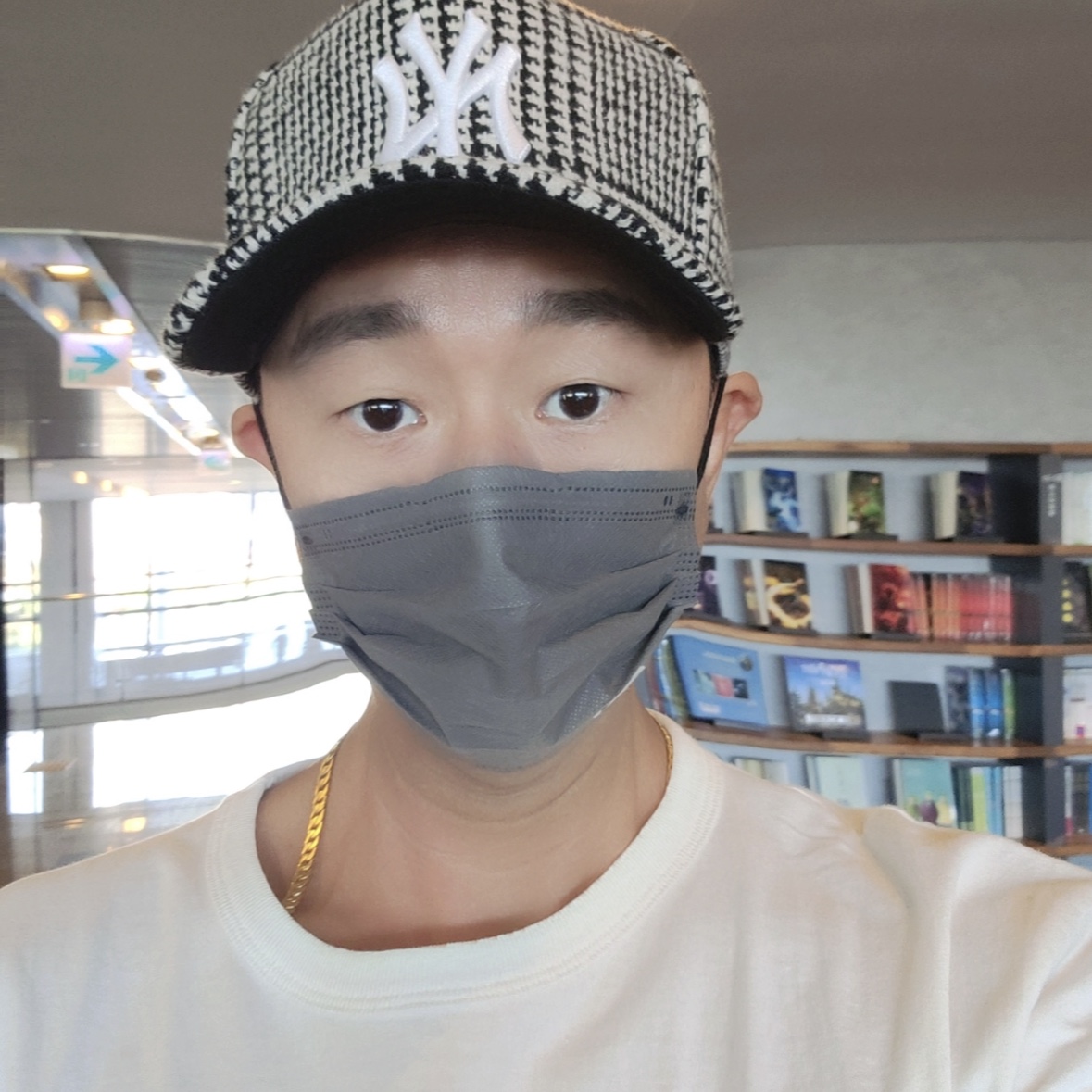 Maison Kitsune Grey Fox Head Patch Classic T-Shirt White 착용 스타일 - 4