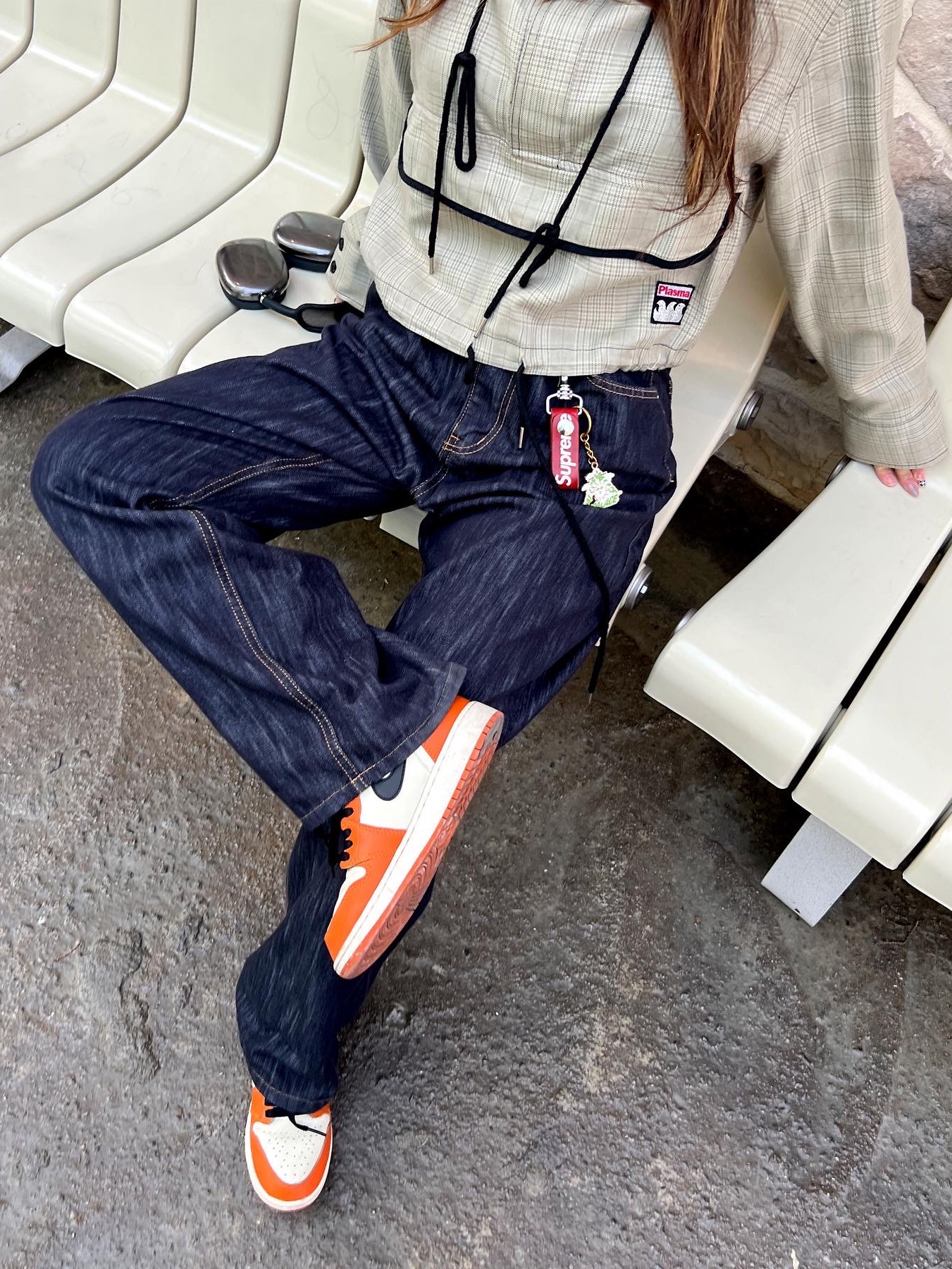 Apple AirPods Max Lightning Space Gray (Korean Ver.), Supreme Leather Key Loop Red - 21SS 착용 스타일 - 2