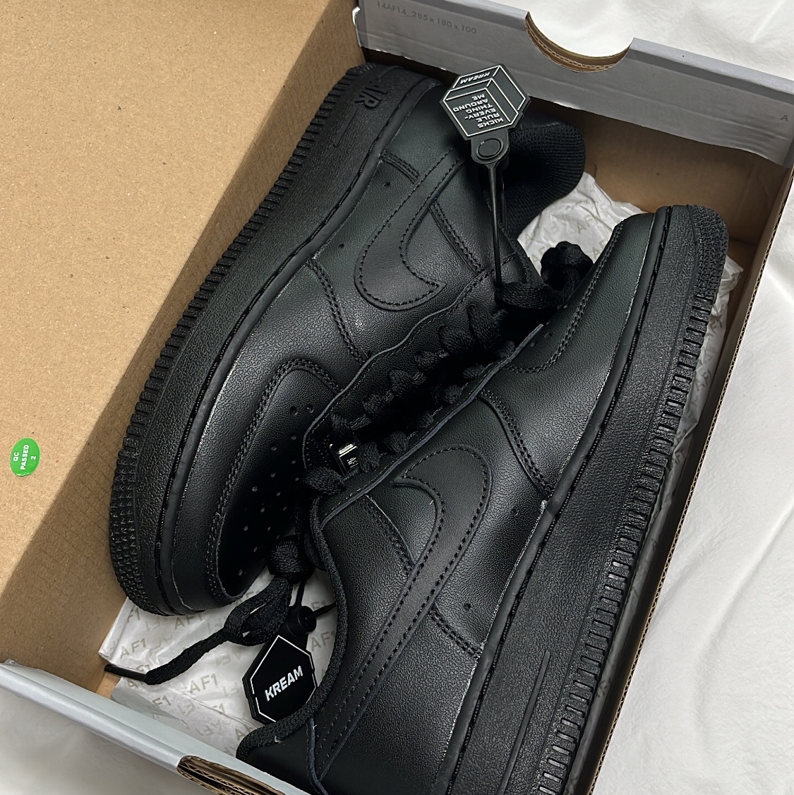 (W) Nike Air Force 1 '07 Low Triple Black 착용 스타일