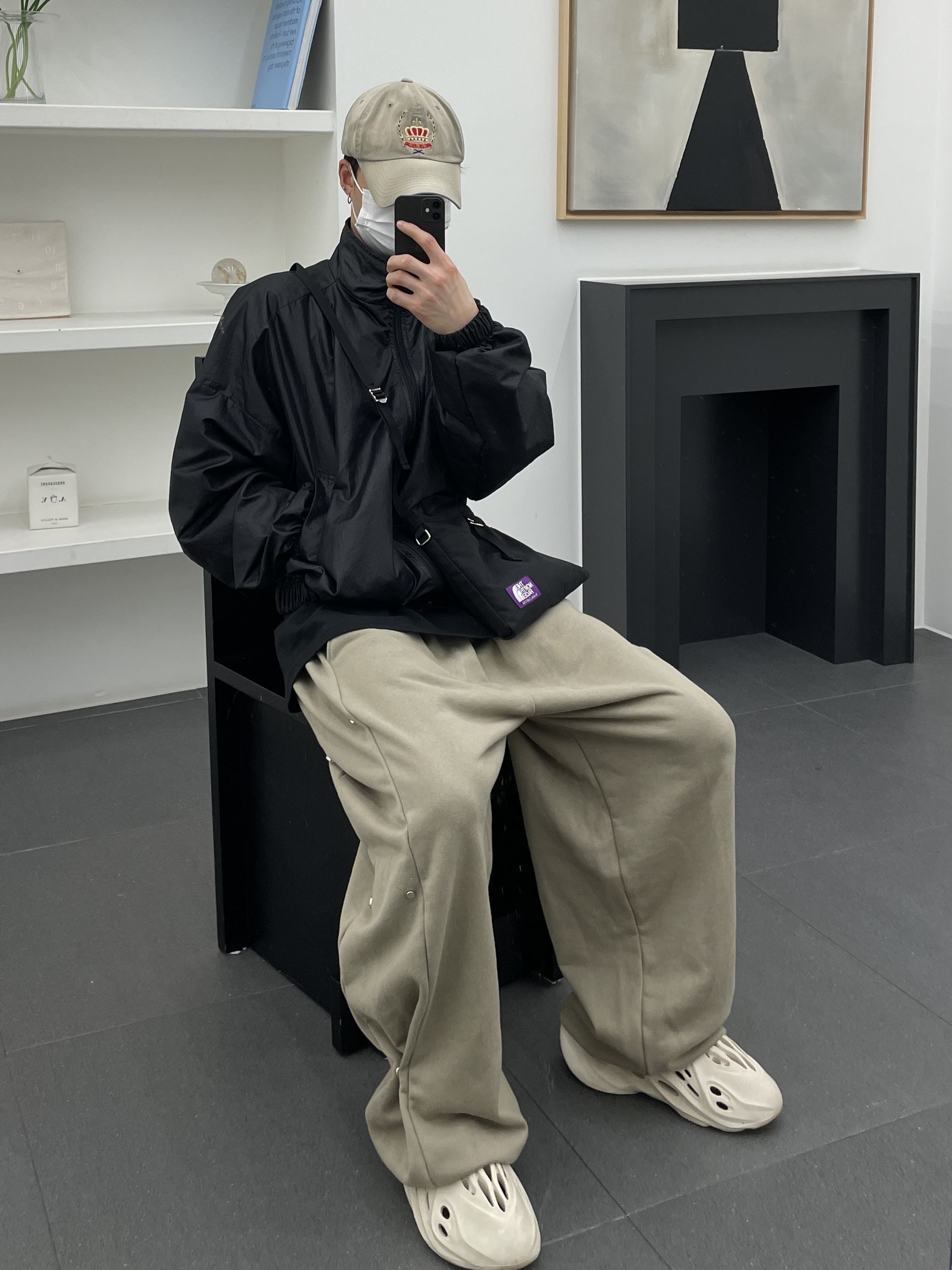 Adidas Yeezy Foam RNNR Sand 착용 스타일
