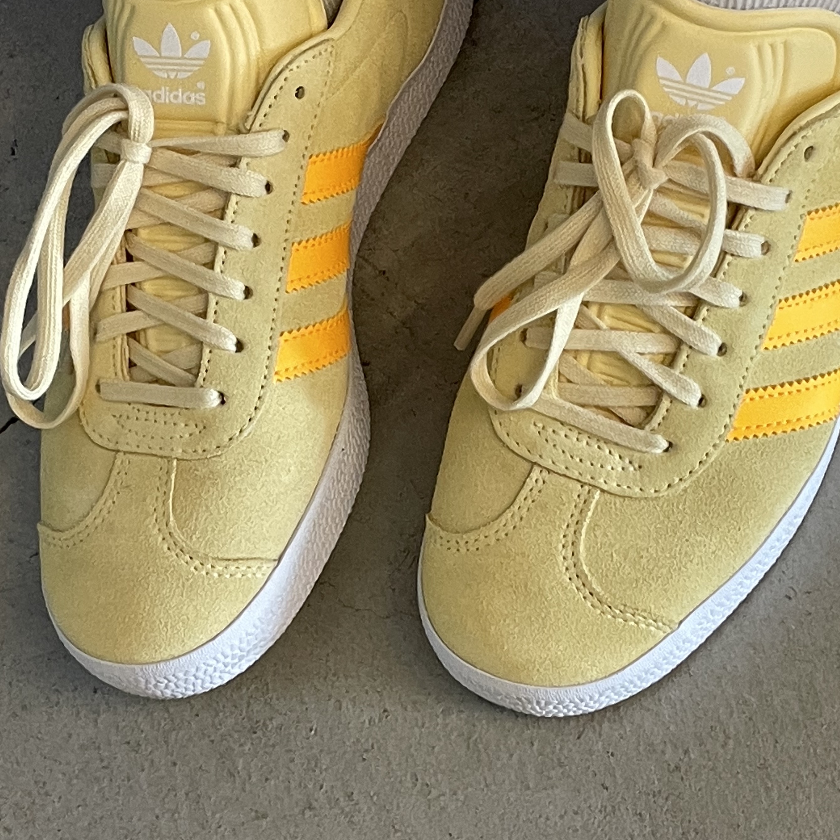 (W) Adidas Gazelle Almost Yellow Solar Gold 착용 스타일 - 4