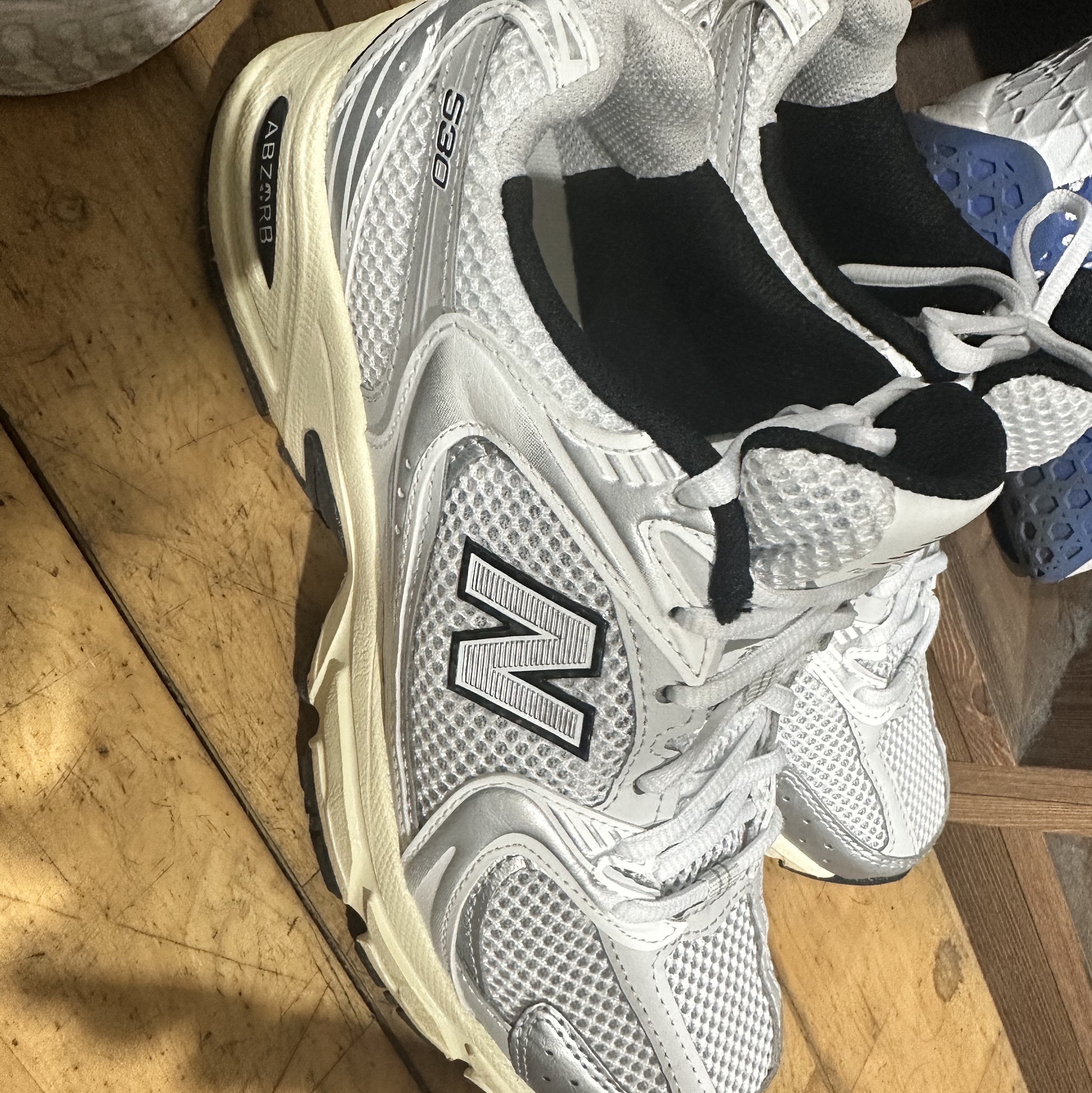 New Balance 530 Silver Cream 착용 스타일