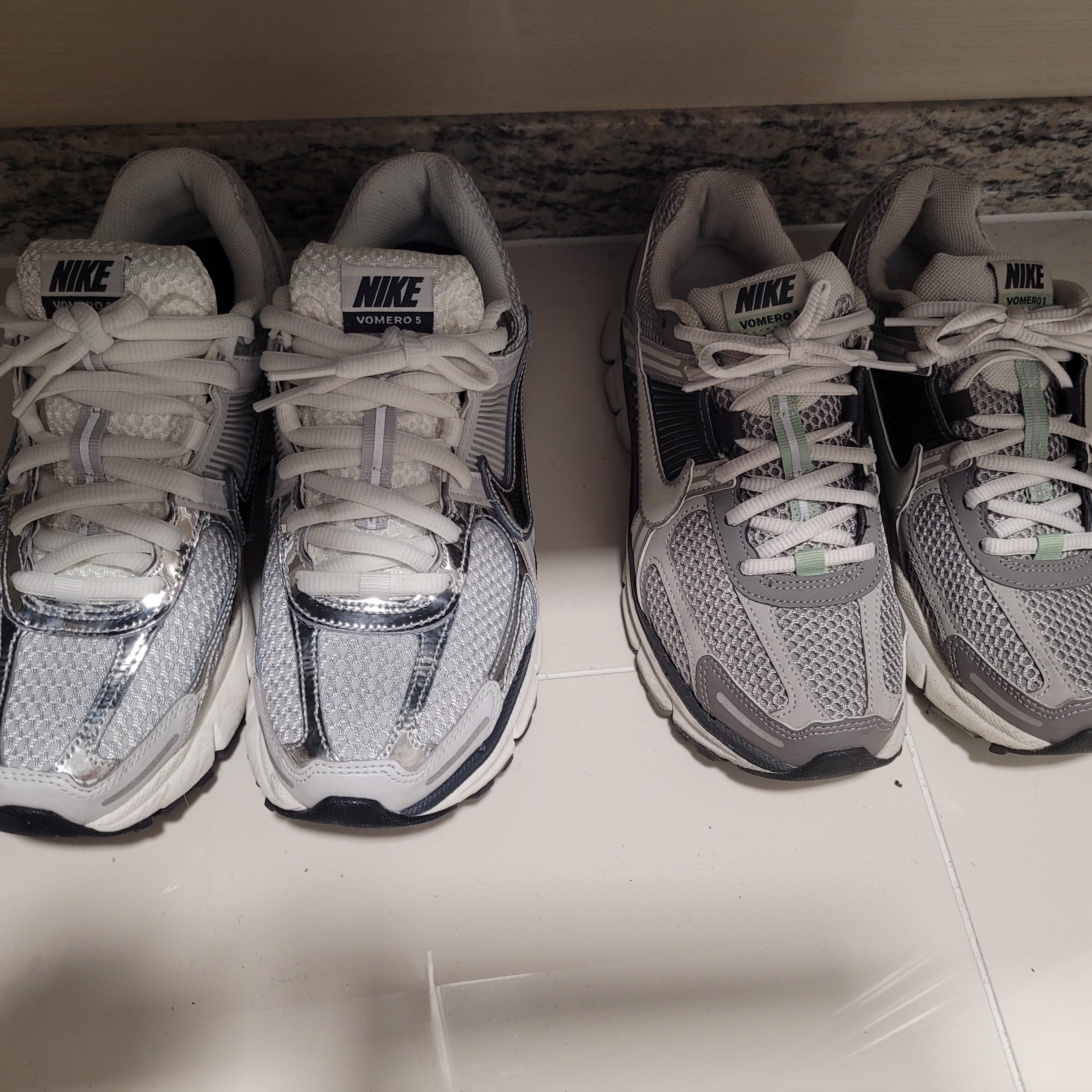 (W) Nike Zoom Vomero 5 Photon Dust and Metallic Silver, (W) Nike Zoom Vomero 5 Cobblestone and Flat Pewter 착용 스타일 - 1