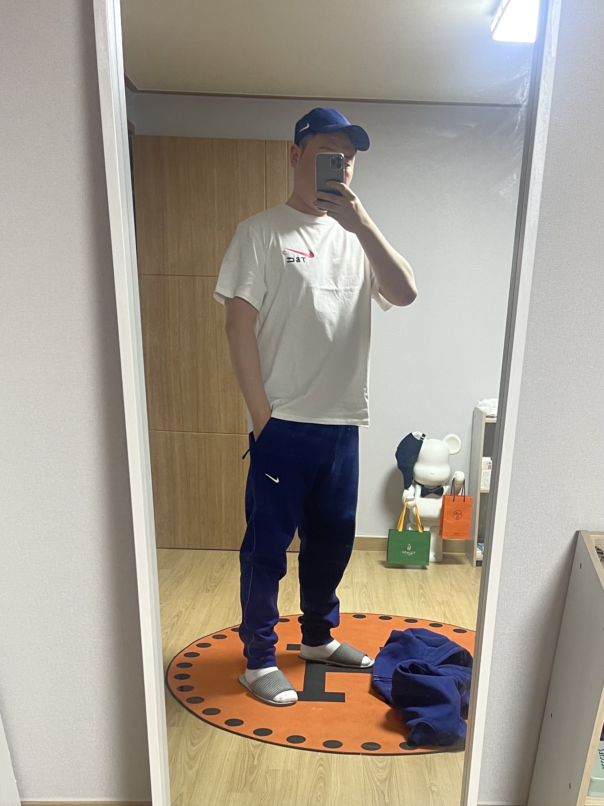 Nike x Drake Nocta x Cactus Plant Flea Market Souvenir Cactus T-Shirt White (DR2630-100), Nike x Drake Nocta Cardinal Stock Essential Fleece Pants Navy - US/EU 착용 스타일 - 2