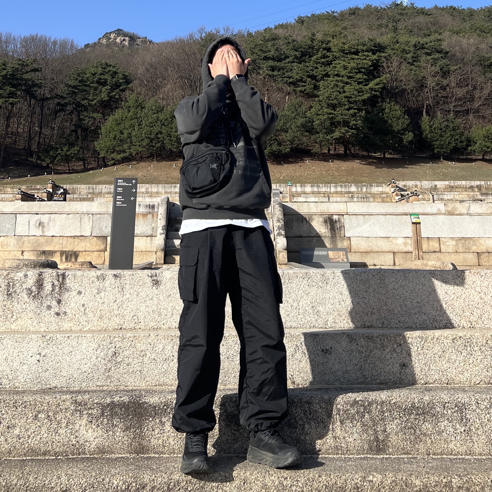 Arc'teryx Mantis 2 Waistpack Black, Hoka Bondi 7 Black - Wide 착용 스타일