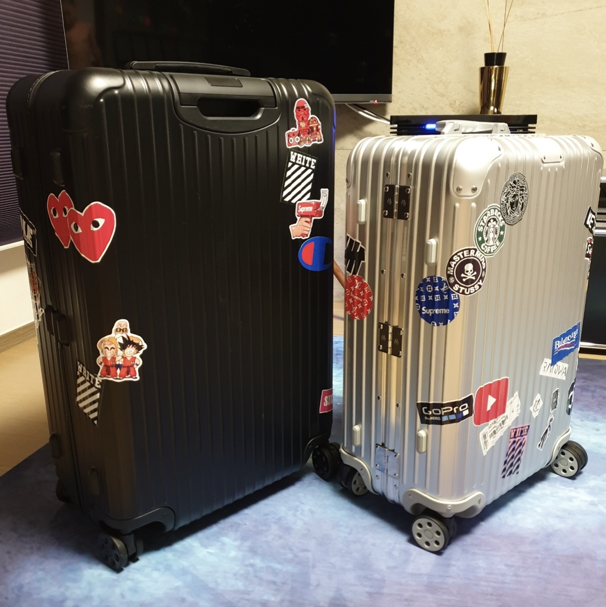 Rimowa Essential Check-In Large Polycarbonate Suitcase Matte Black 착용 스타일 - 2