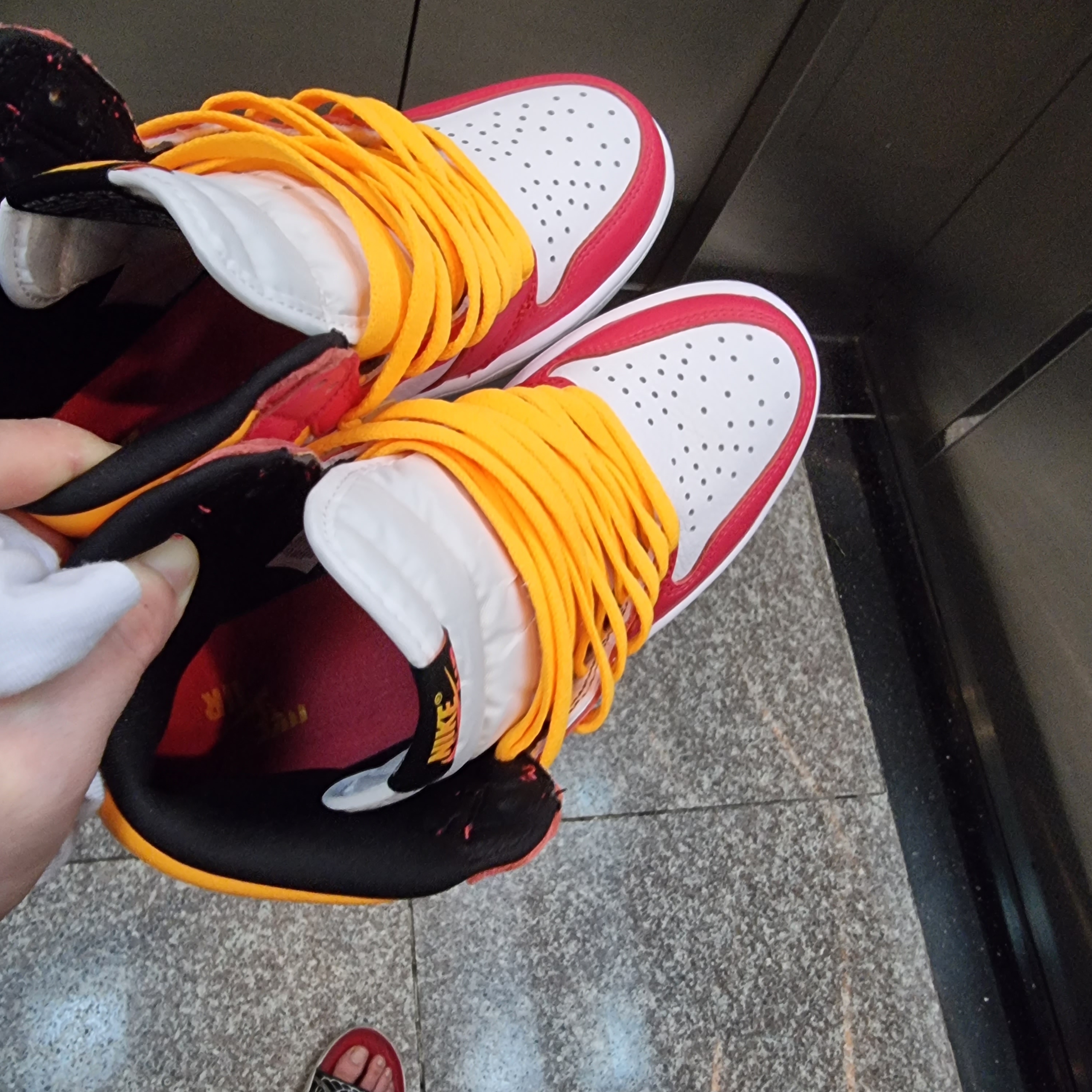 Jordan 1 Retro High OG Light Fusion Red 착용 스타일 - 2