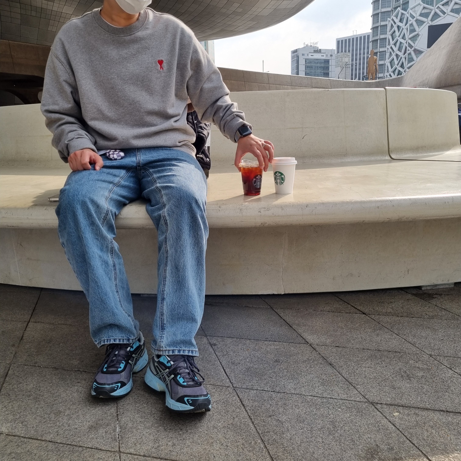 AMI de Coeur Sweatshirt Heather Grey, Asics UB2-S Gel-1130 Metropolis Lichen Rock 착용 스타일