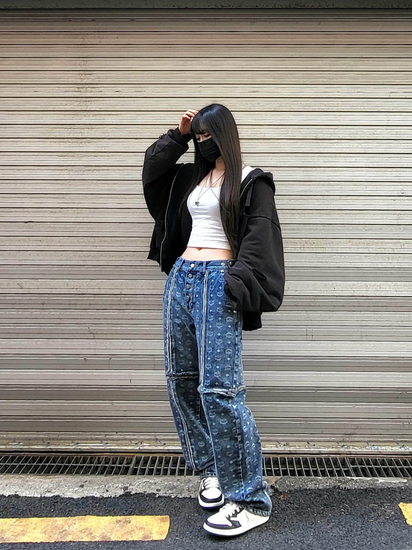 Thug Club x MCM Zip Denim Pants Blue, Prada Symbole Necklace Black 착용 스타일 - 2