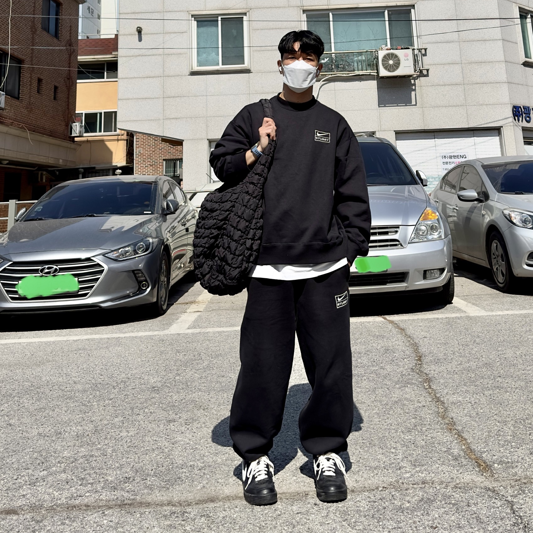 Nike x Stussy NRG Washed Fleece Crewneck Black (DO5310-010), Nike x Stussy NRG Washed Fleece Pants Black (DO5296-010) 착용 스타일 - 1