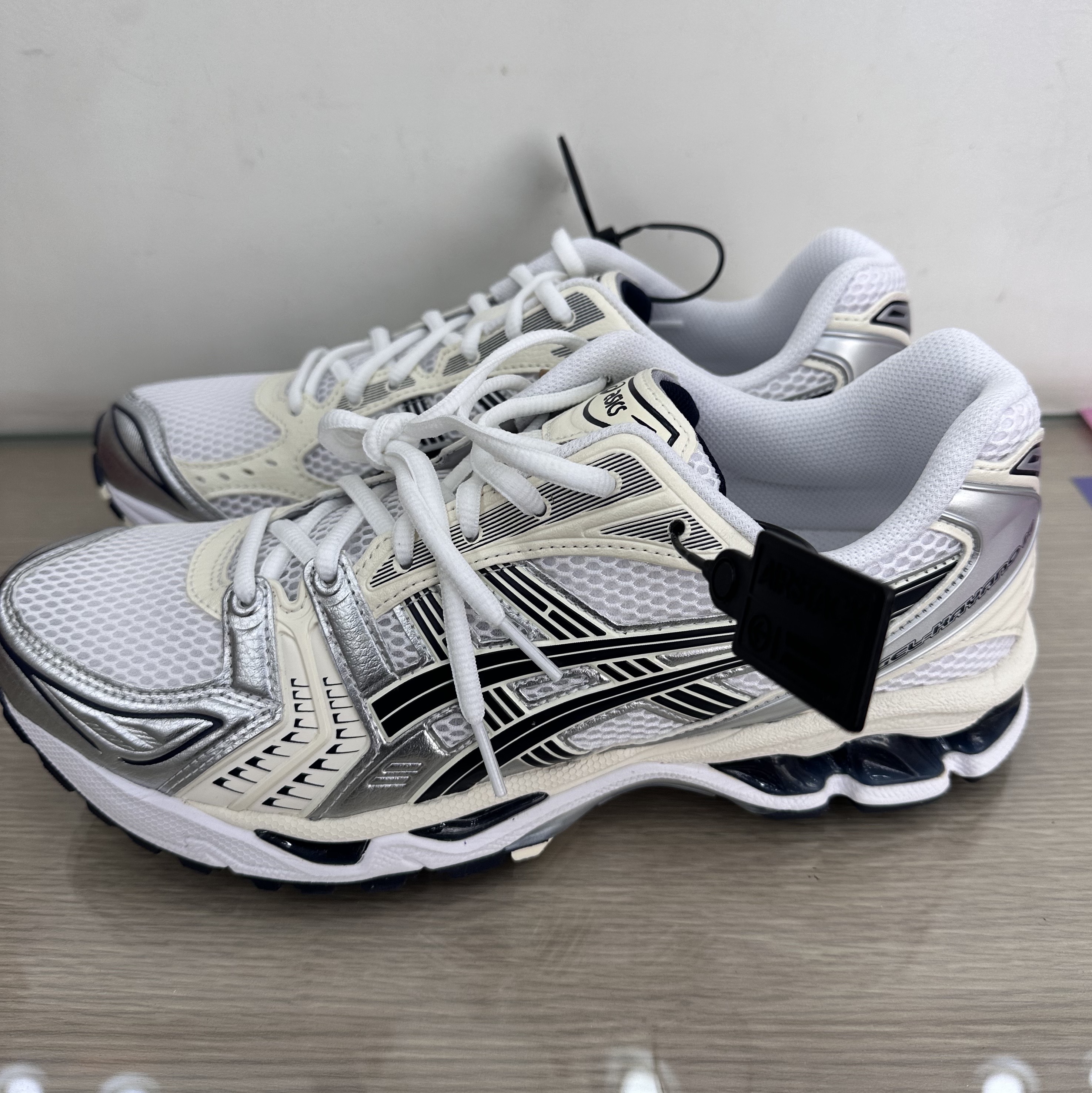 (W) Asics Gel-Kayano 14 White Midnight 착용 스타일