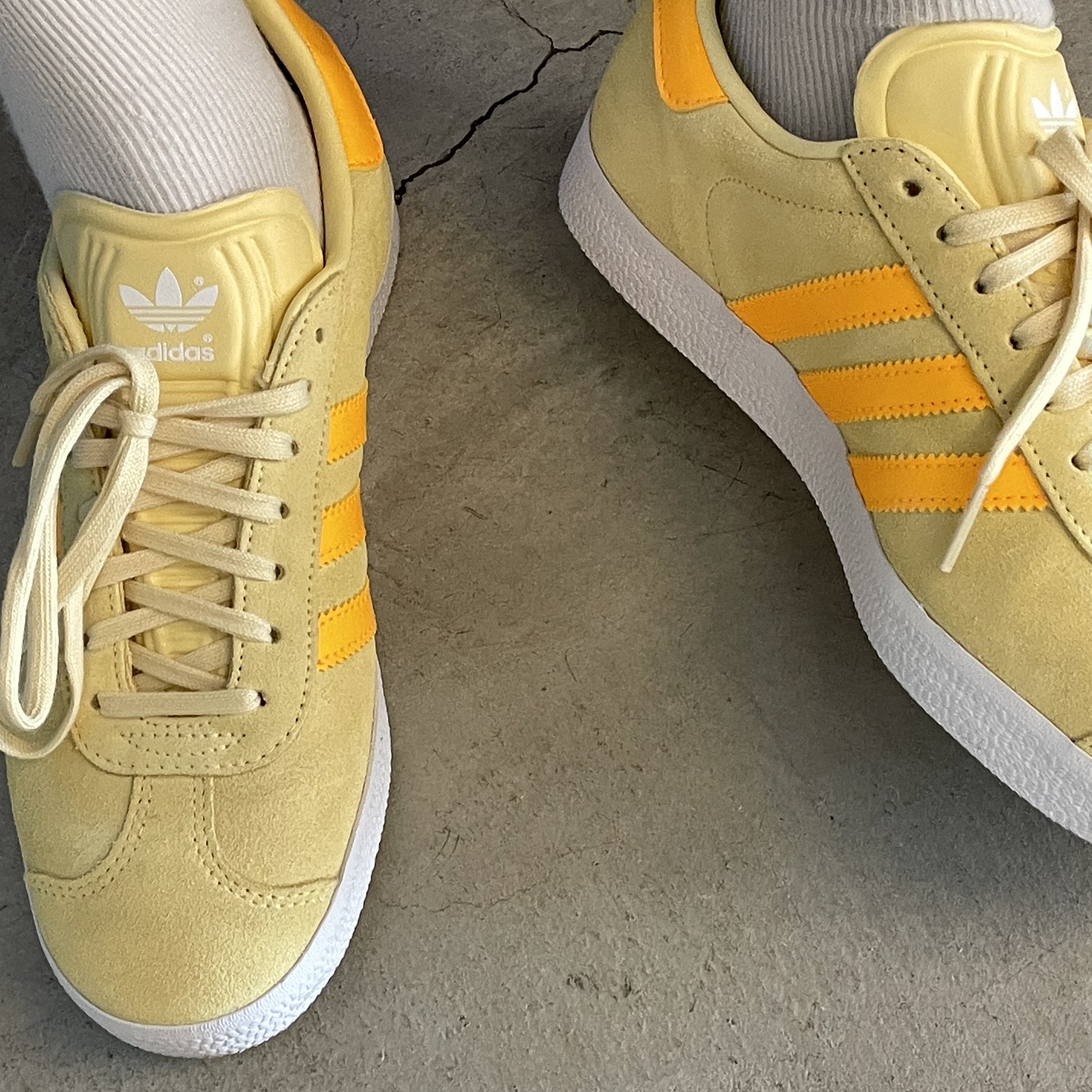 (W) Adidas Gazelle Almost Yellow Solar Gold 착용 스타일 - 1