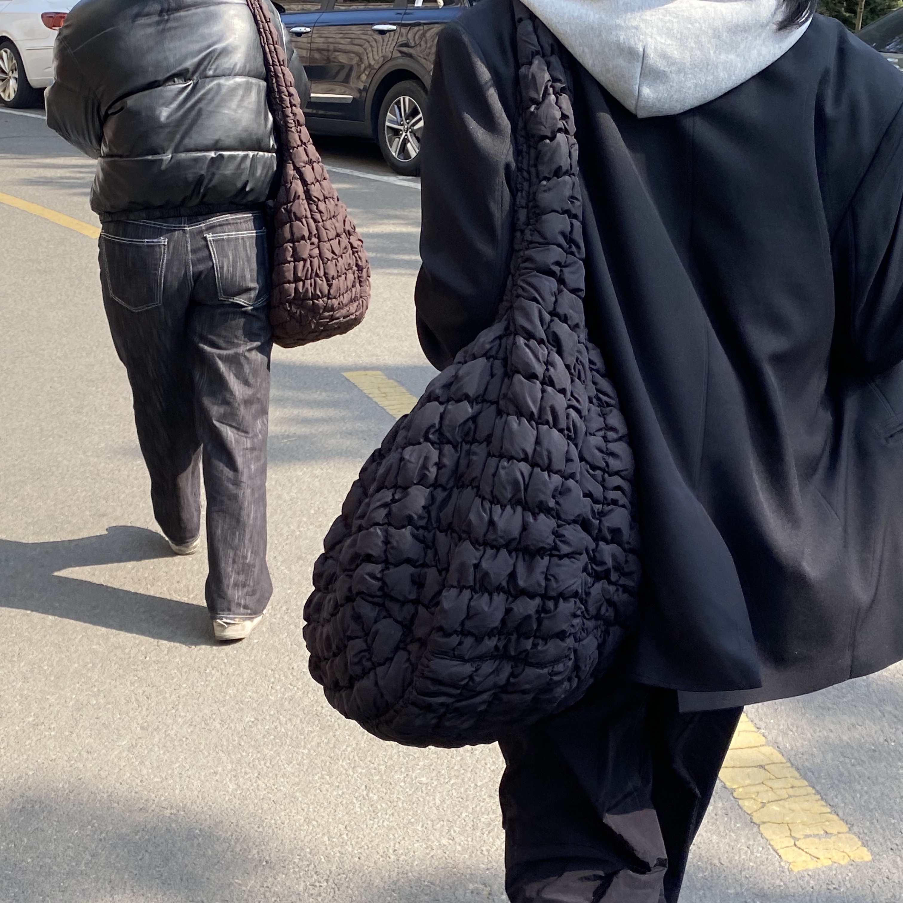 COS Quilted Oversized Shoulder Bag Black 착용 스타일 - 1