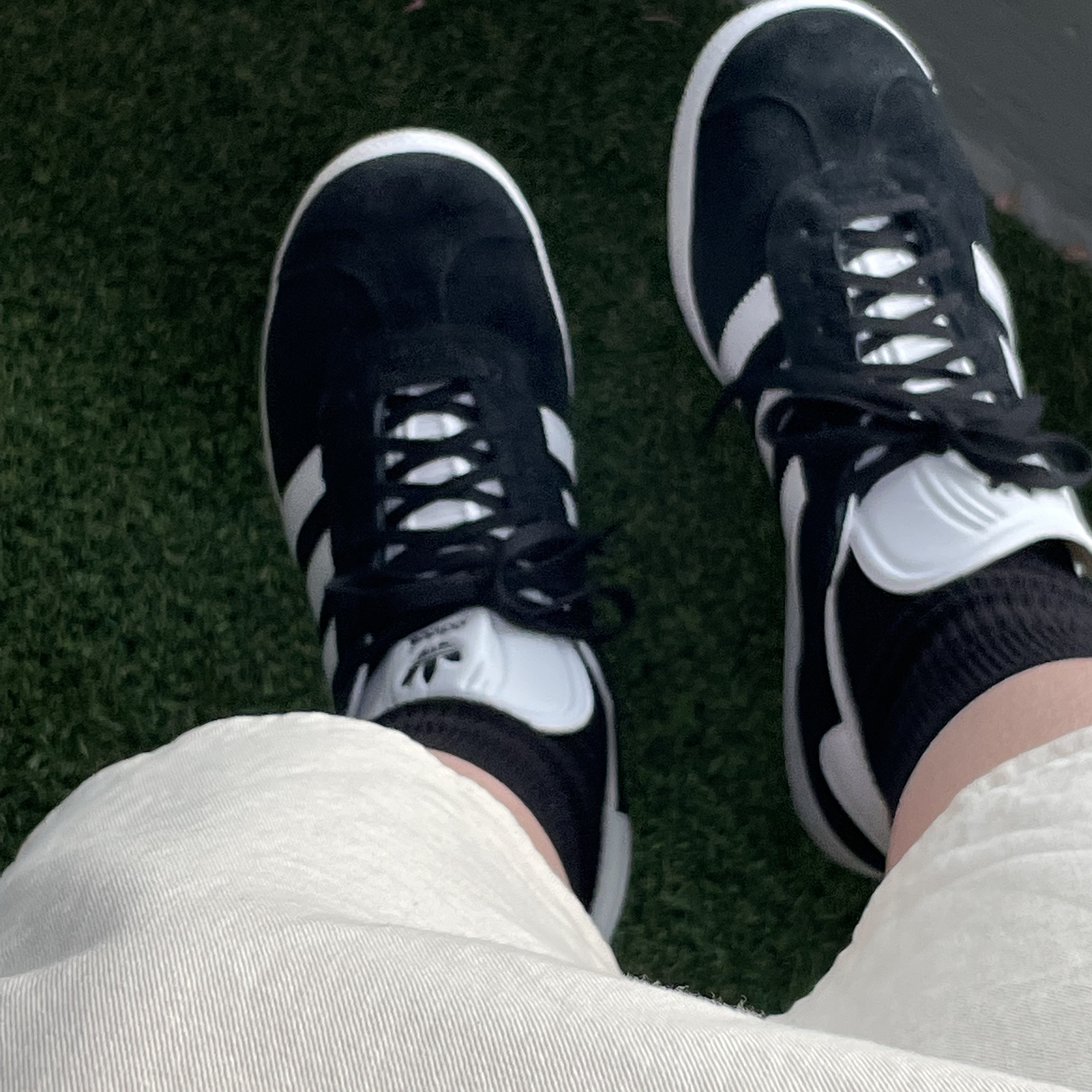 Adidas Gazelle Core Black White 착용 스타일