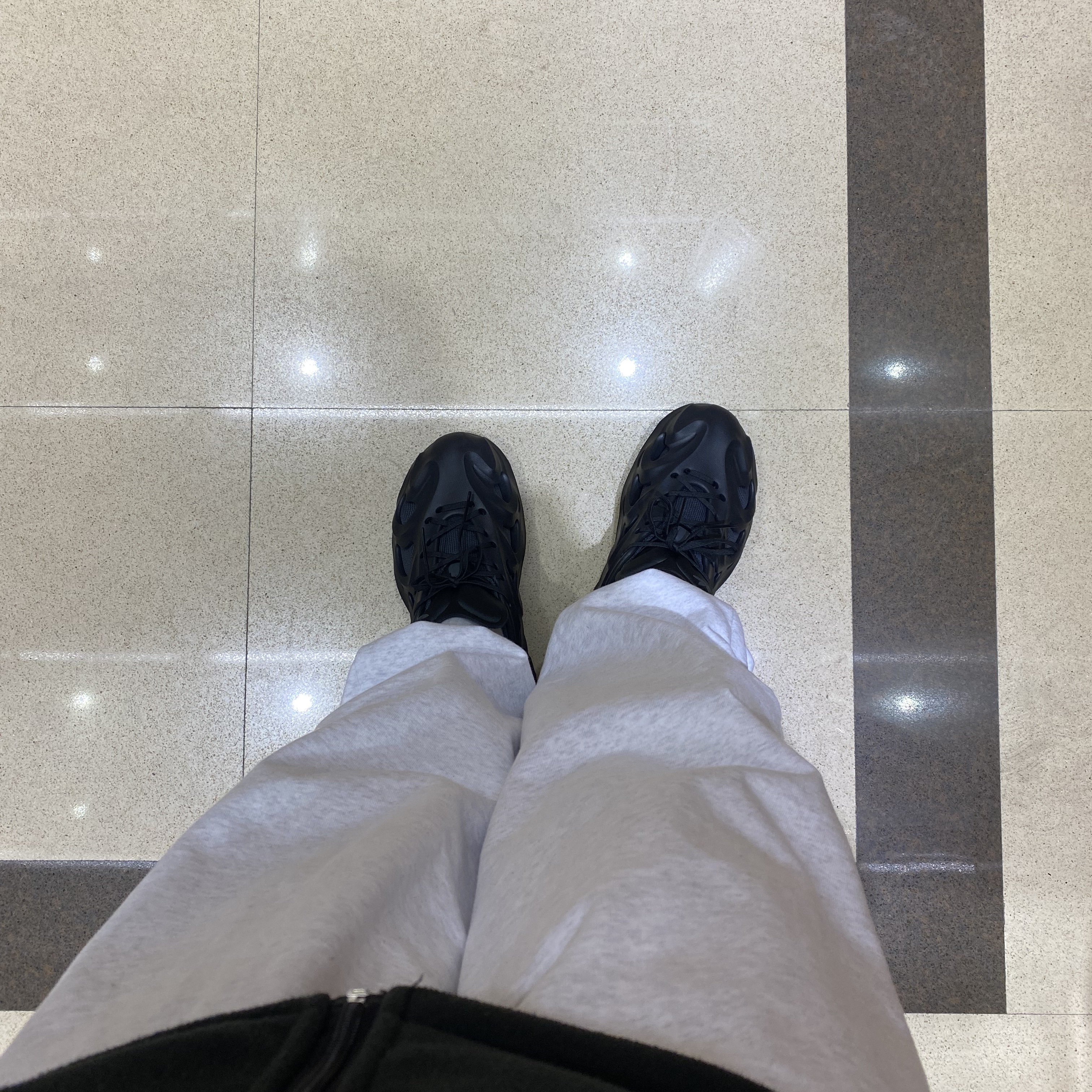 Adidas Adifom Q Core Black Carbon 착용 스타일
