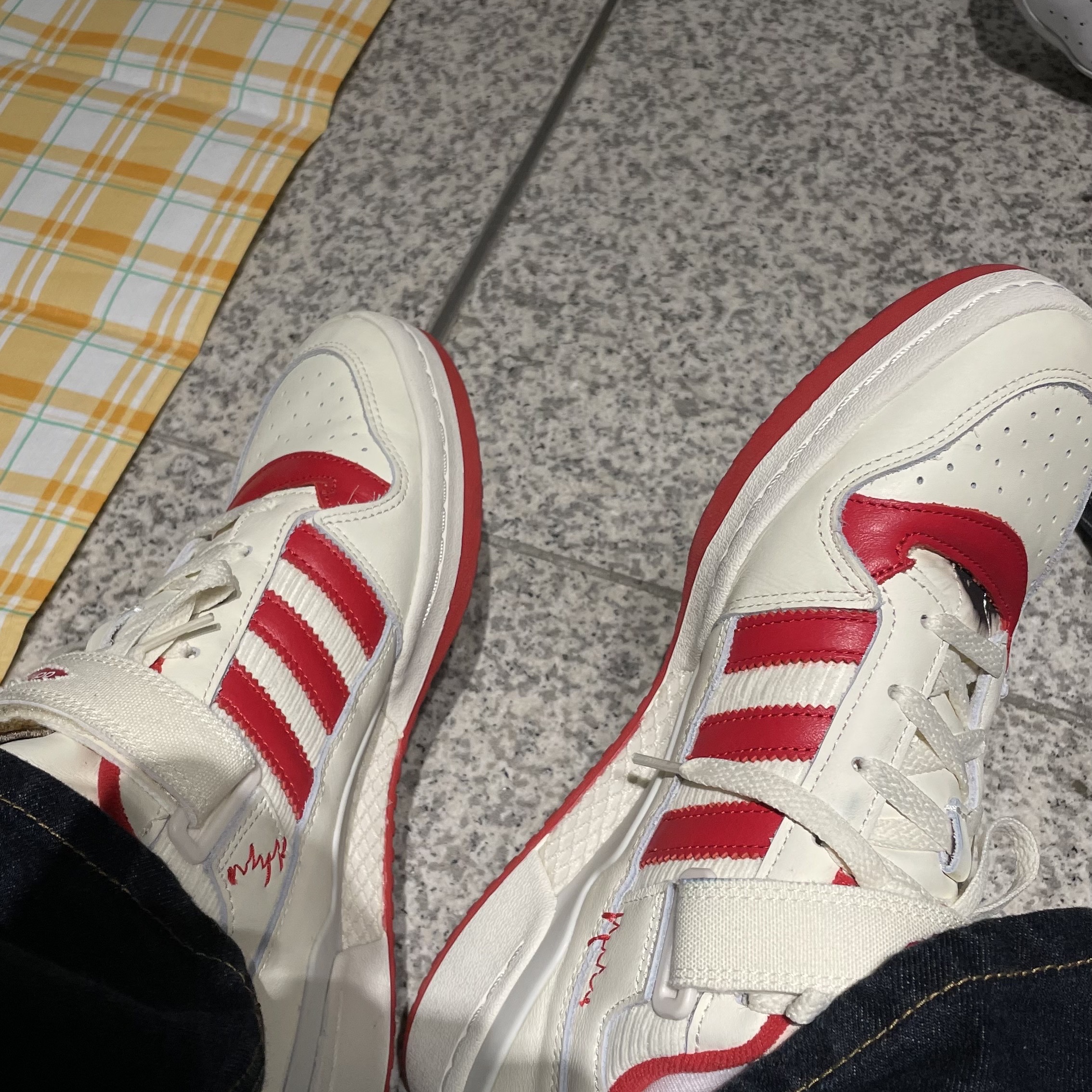 Adidas Forum Low Home Alone 착용 스타일 - 1