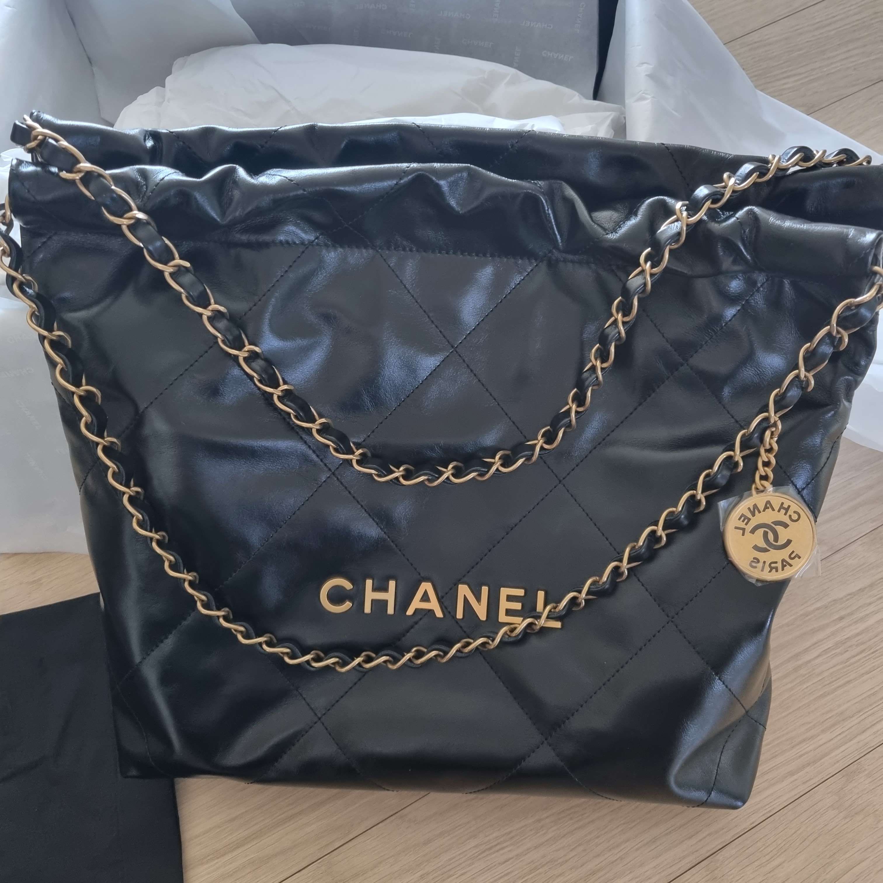 Chanel 22 Small Handbag Shiny Calfskin & Gold Black 착용 스타일