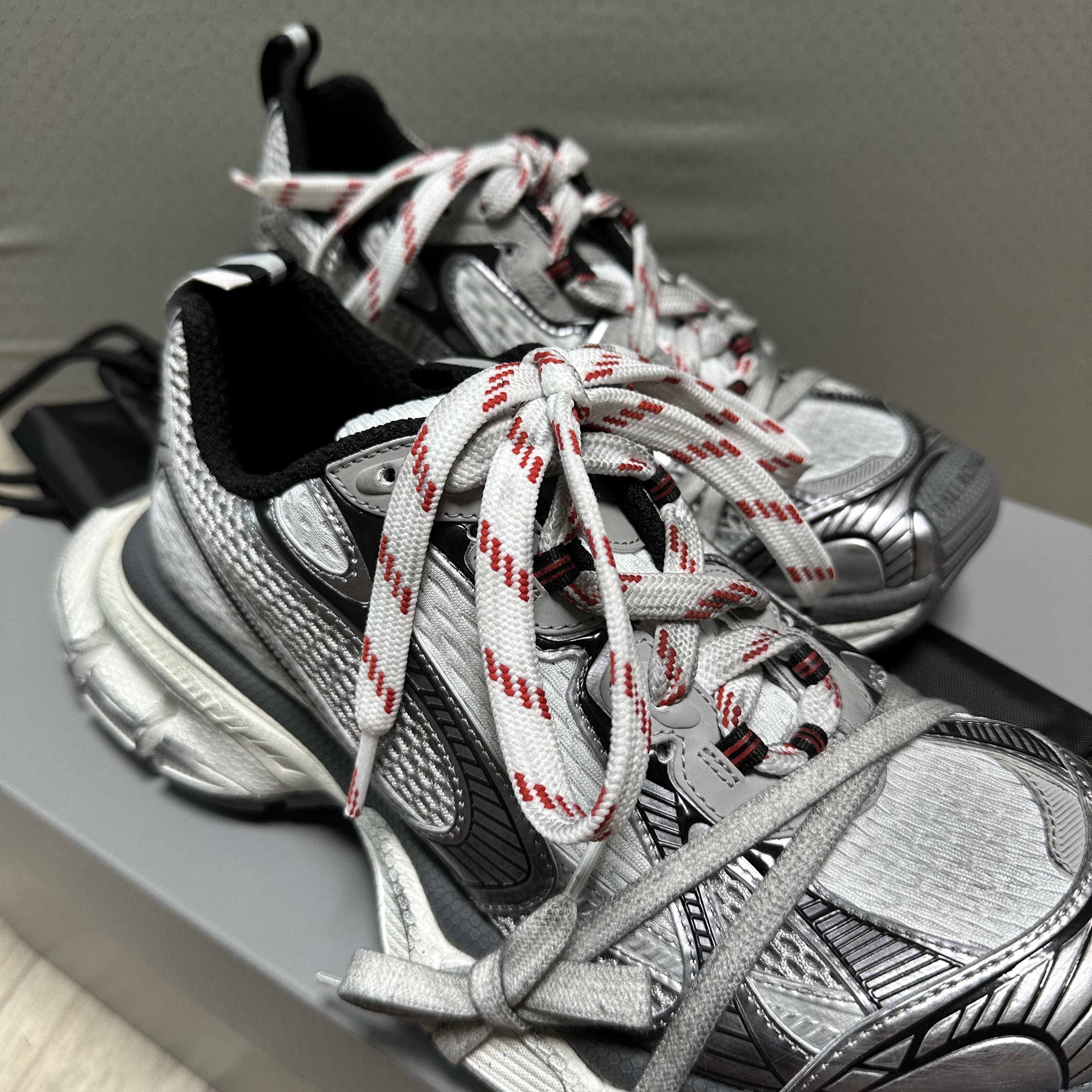 Balenciaga 3XL Sneakers Grey White Red 착용 스타일 - 2