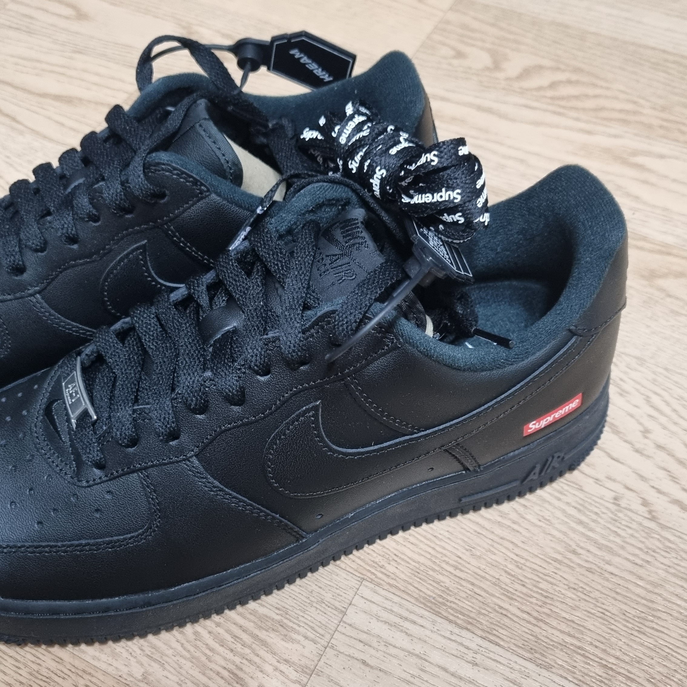 Nike x Supreme Air Force 1 Low Black 착용 스타일