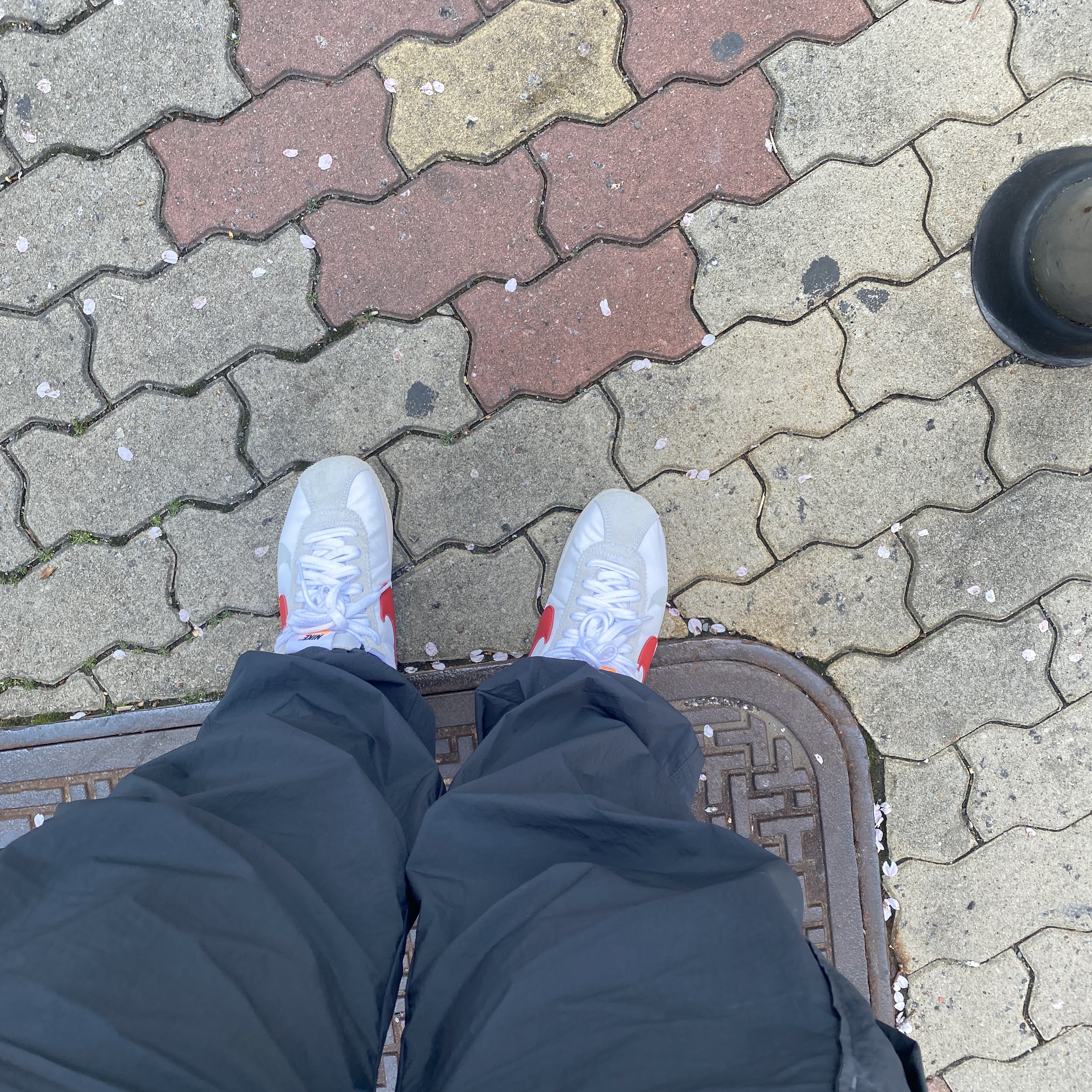 Nike x Sacai Zoom Cortez SP White and University Red 착용 스타일 - 2