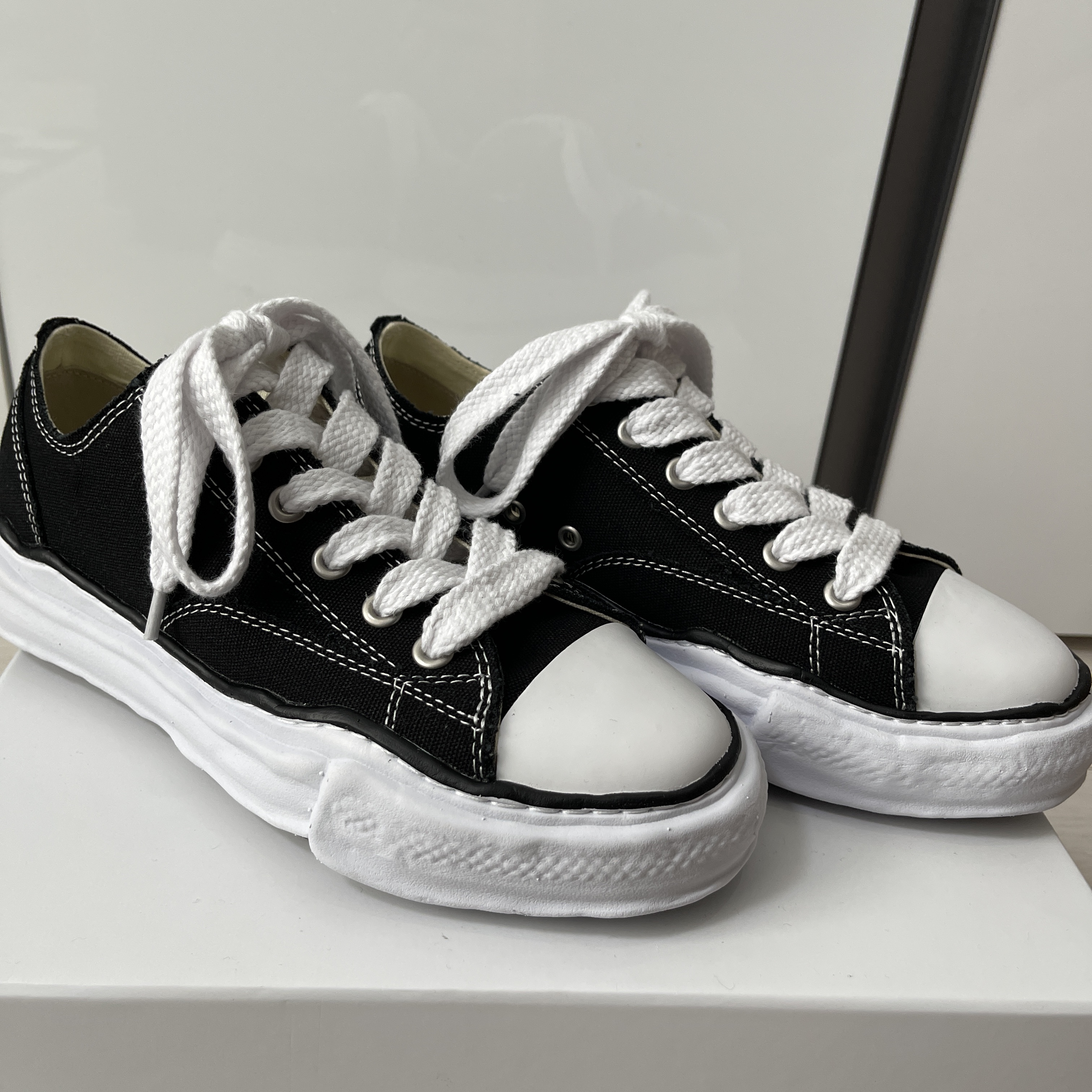 Maison Mihara Yasuhiro Peterson OG Sole Canvas Low Sneakers Black 착용 스타일 - 2