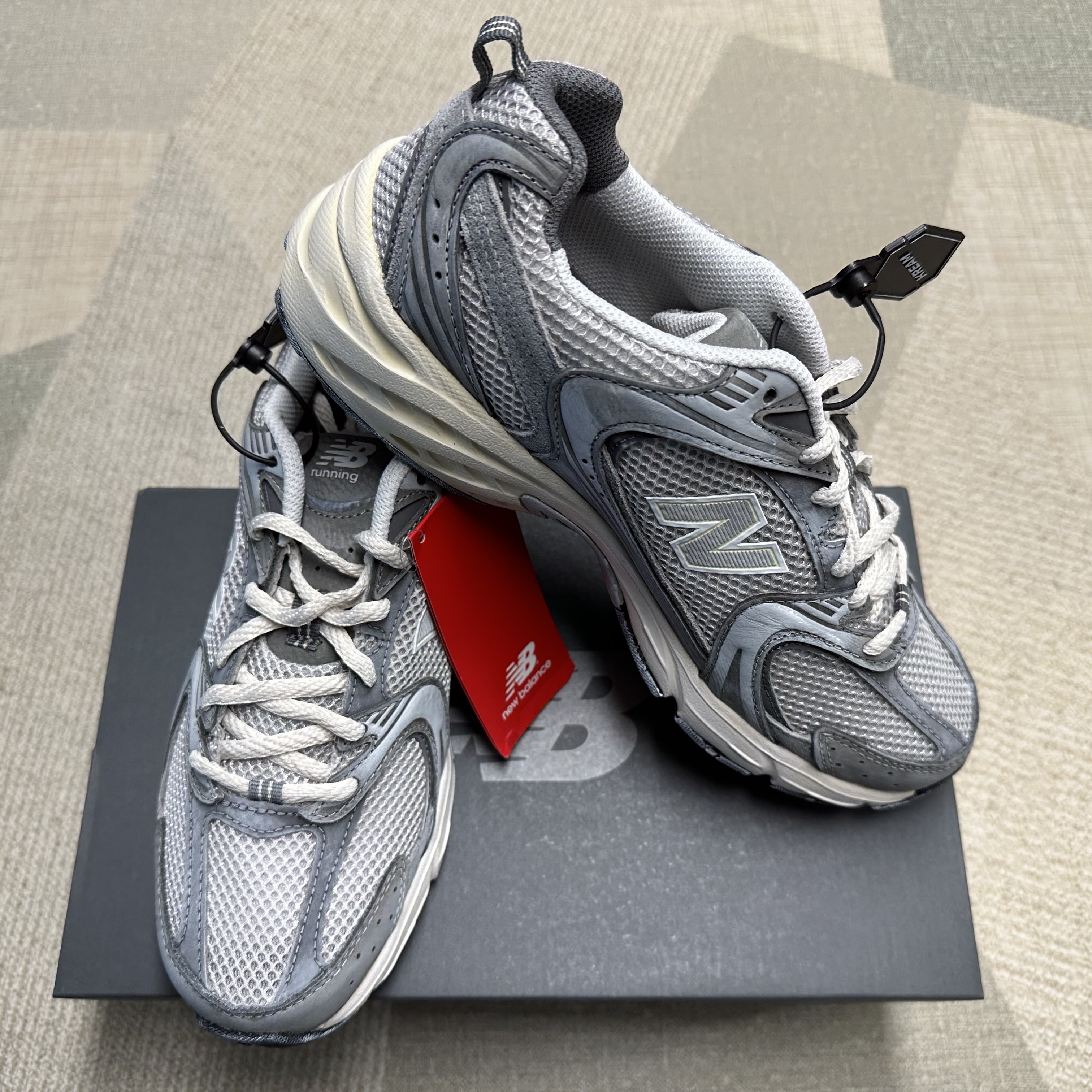 New Balance 530 Premium Vintage Grey Matter 착용 스타일 - 1